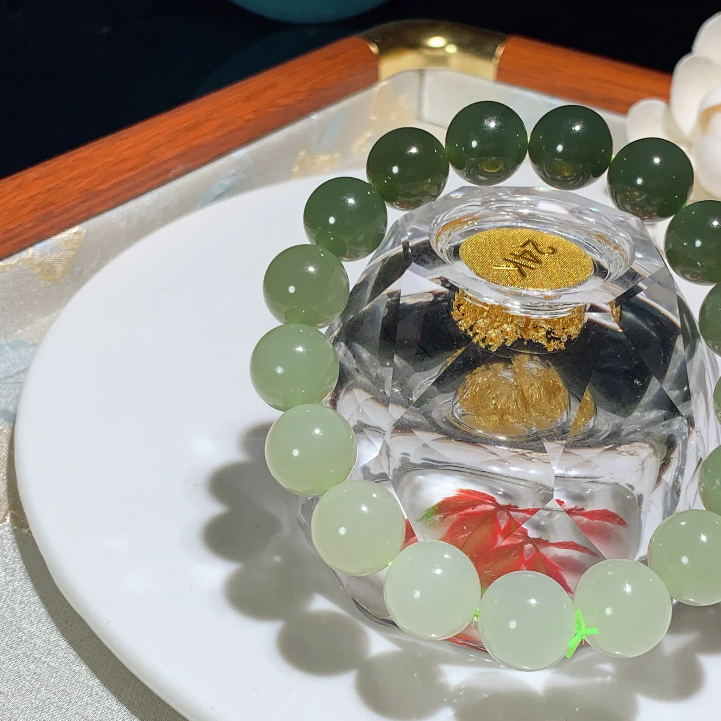 和田玉湖水绿渐变圆珠手串。单颗尺寸12。玉质细腻油润。手推出油。佩戴高端典雅。lt251210