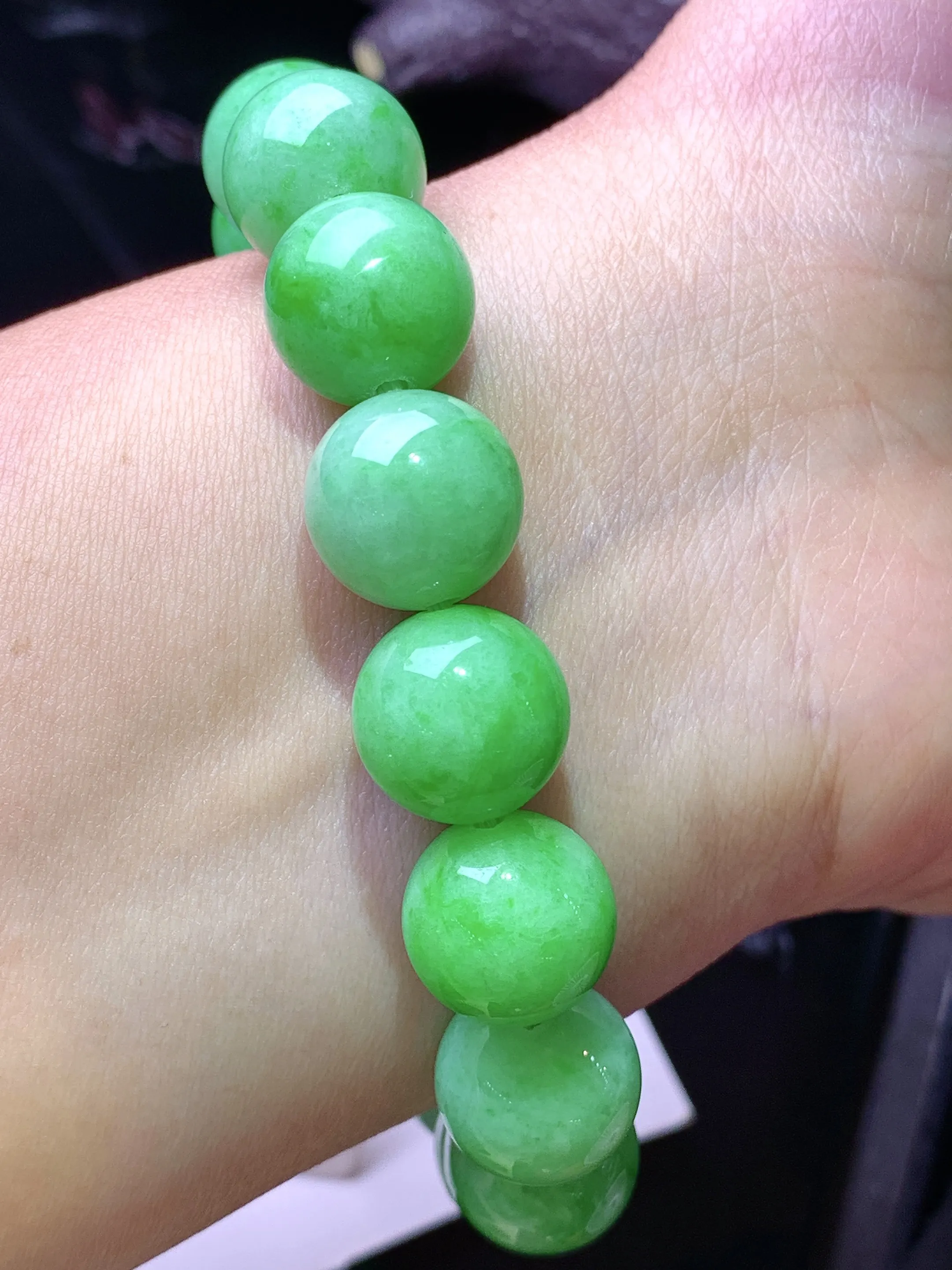 果绿圆珠手链 玉质细腻 水润亮眼 色泽艳丽 整体尺寸12.6