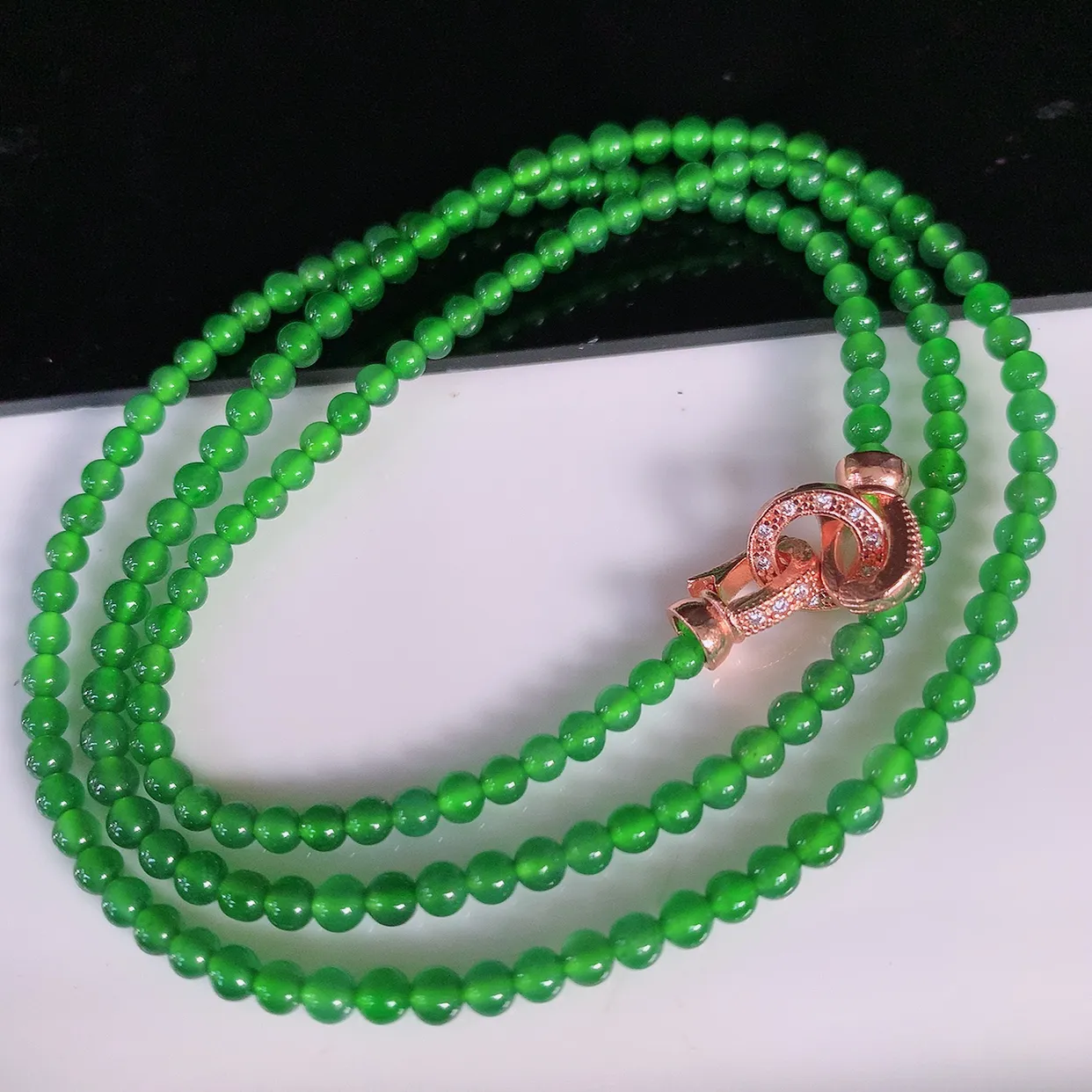 自然光实拍，冰种满绿翡翠圆珠项链  翡翠珠链 玉质细腻  冰清玉润  颜色漂亮  #001.1取一尺寸3.5mm