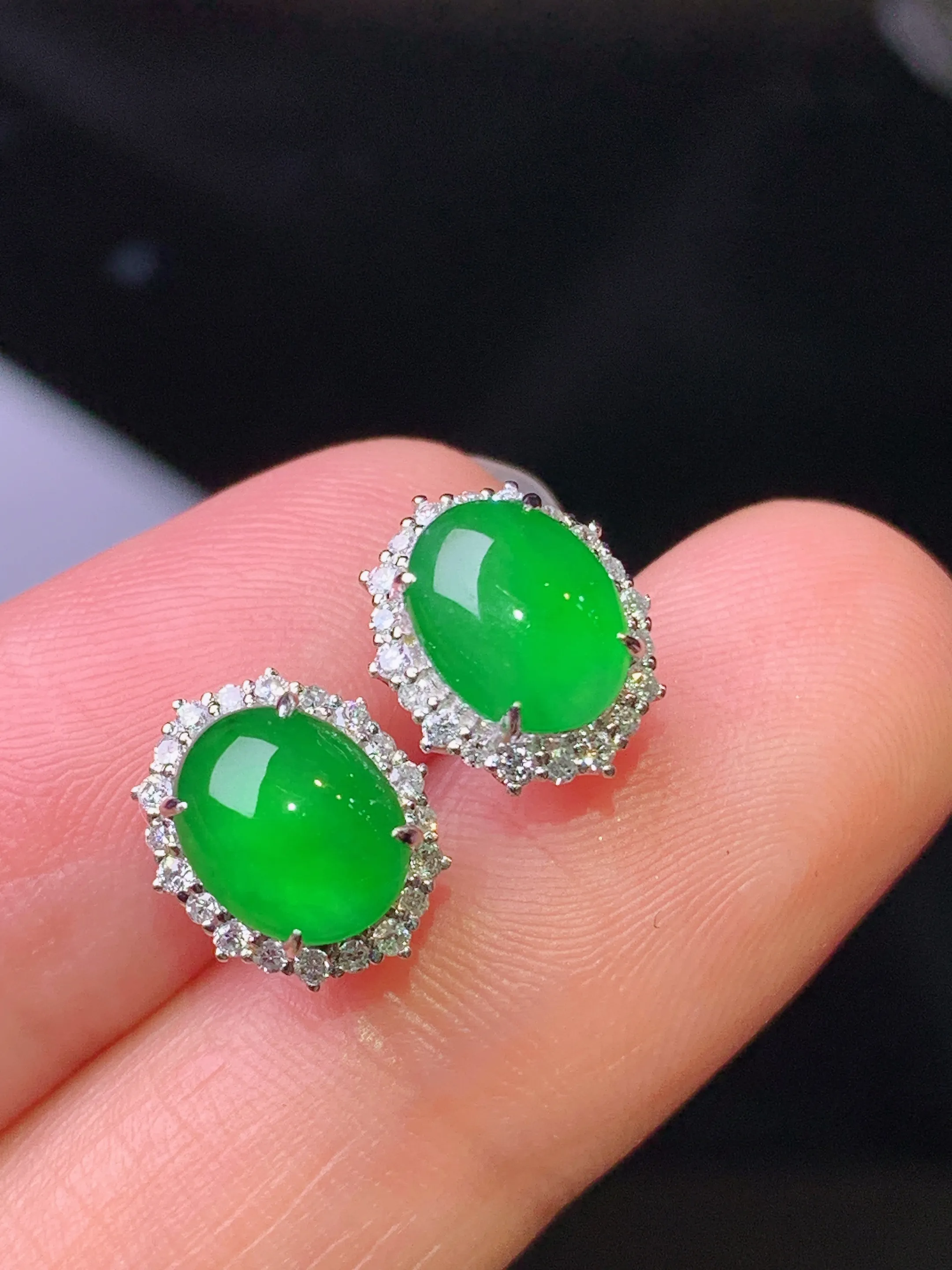 18k金钻镶嵌满绿蛋面耳钉 玉质细腻 水润亮眼 色泽艳丽 整体尺寸10.5*8.5*6.5