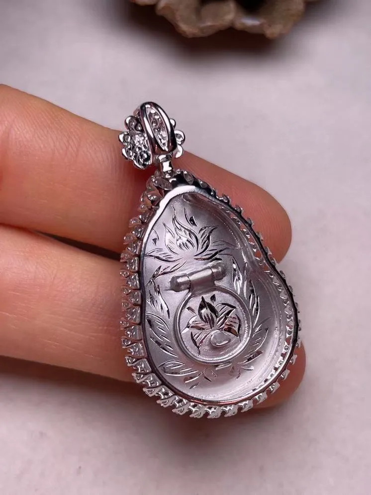 冰种淡绿葫芦吊坠、真金真钻镶嵌，种水好，玉质细腻 .裸石尺寸  18.3*12.8