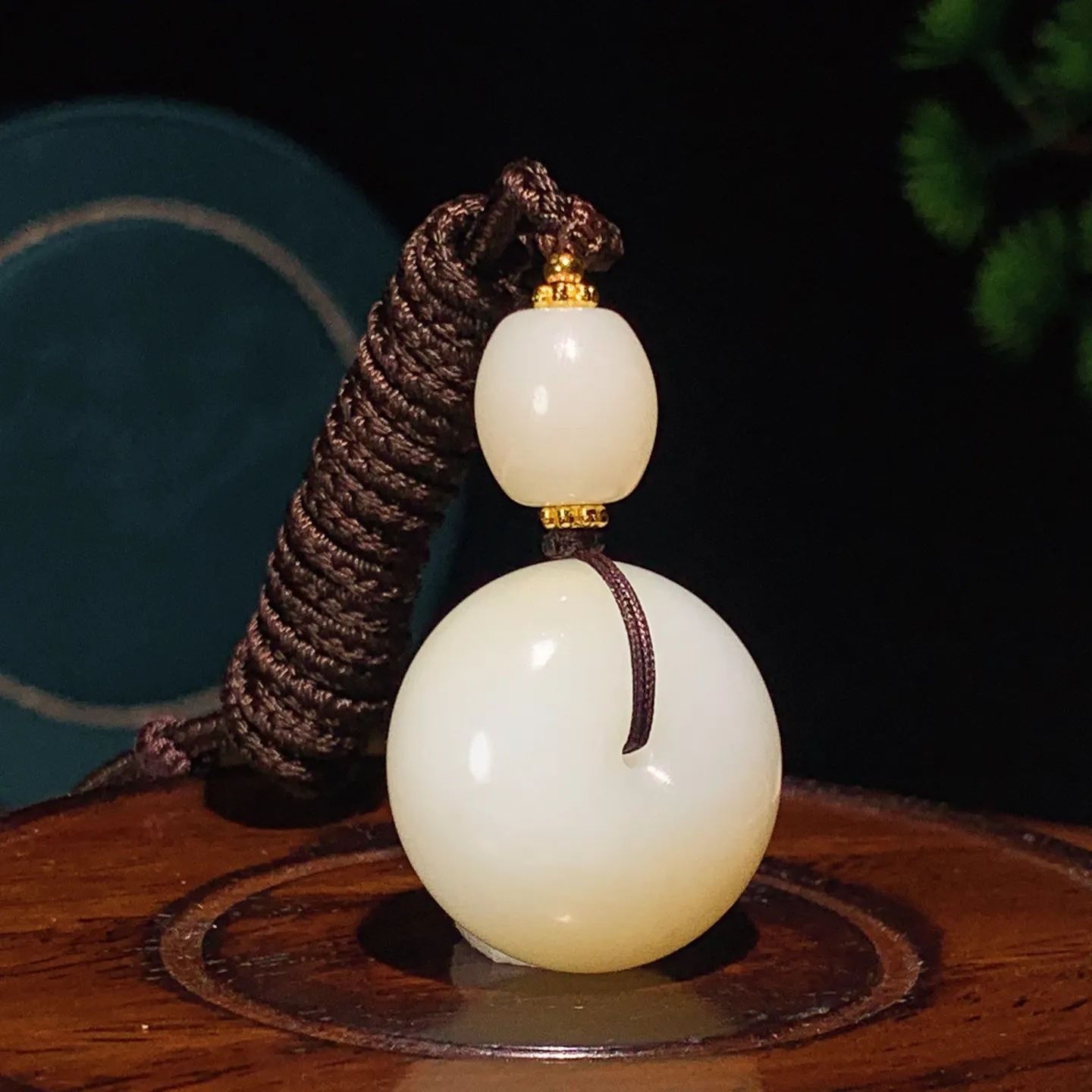 新疆和田玉糖料平安扣挂件。尺寸25/16重20克。玉质细腻油润。手推出油。佩戴高端典雅。lt251210