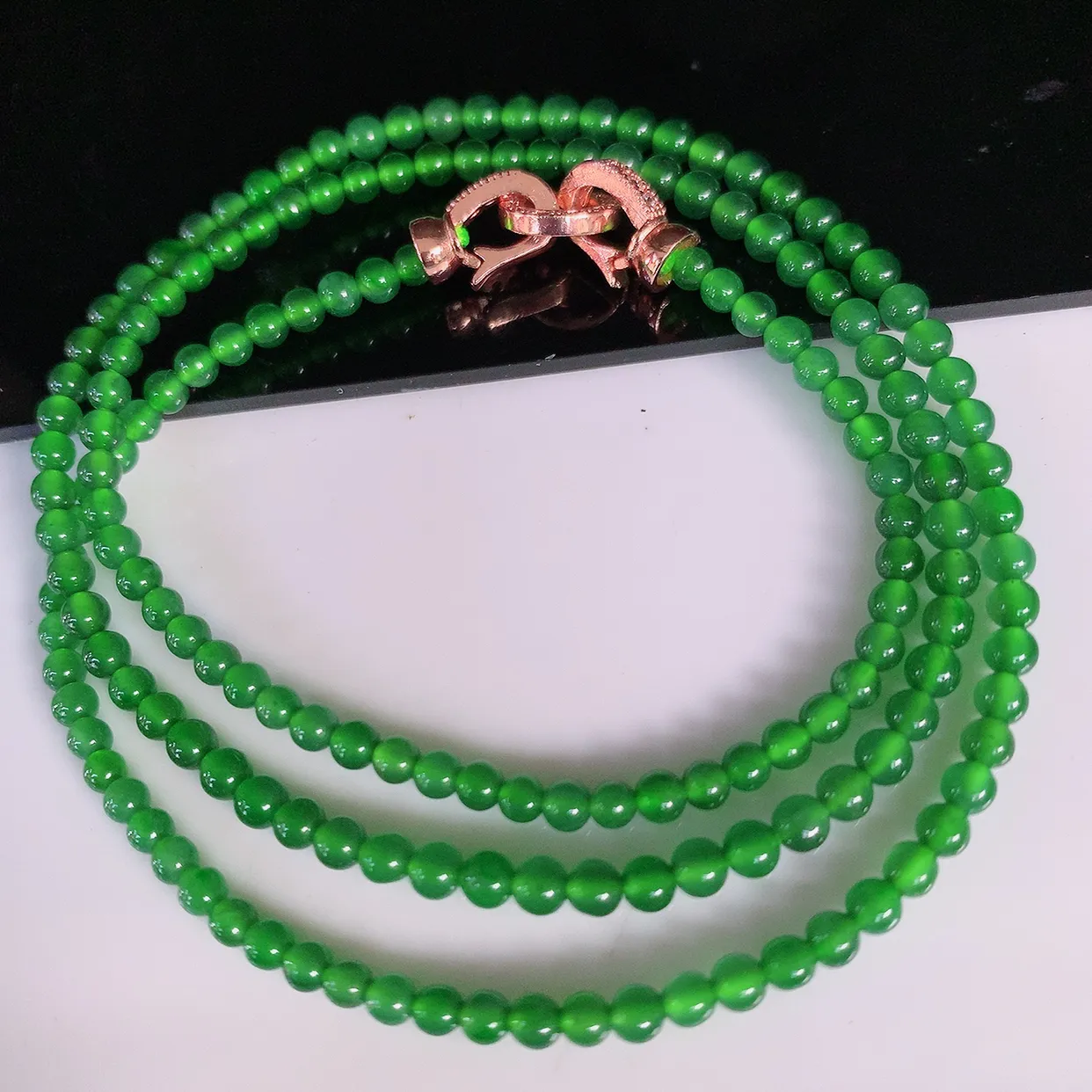 自然光实拍，冰种满绿翡翠圆珠项链  翡翠珠链 玉质细腻  冰清玉润  颜色漂亮  #001.1取一尺寸3.5mm