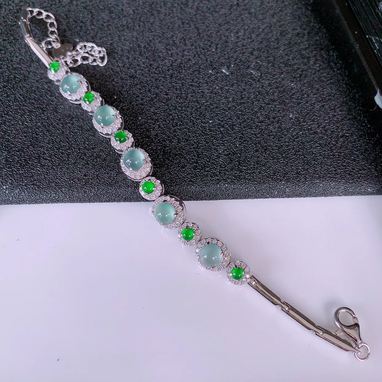 冰透满绿翡翠925银镶嵌手链，自然光实拍，翠色灵动，颜色漂亮，种老水足，品相佳，佩戴佳品！#97.9取一整体6.5*7.5*6.2裸石4.5*4.5