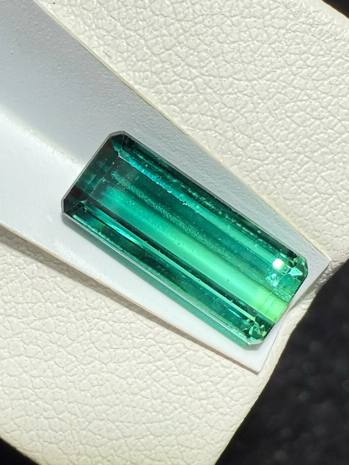 【高端珠宝】天然极美蓝碧玺裸石
重量: 3.595ct  规格: 13.4*5.7*4.3毫米
精湛切工，满身火彩
台面大，实物更美，可以代镶嵌设计。