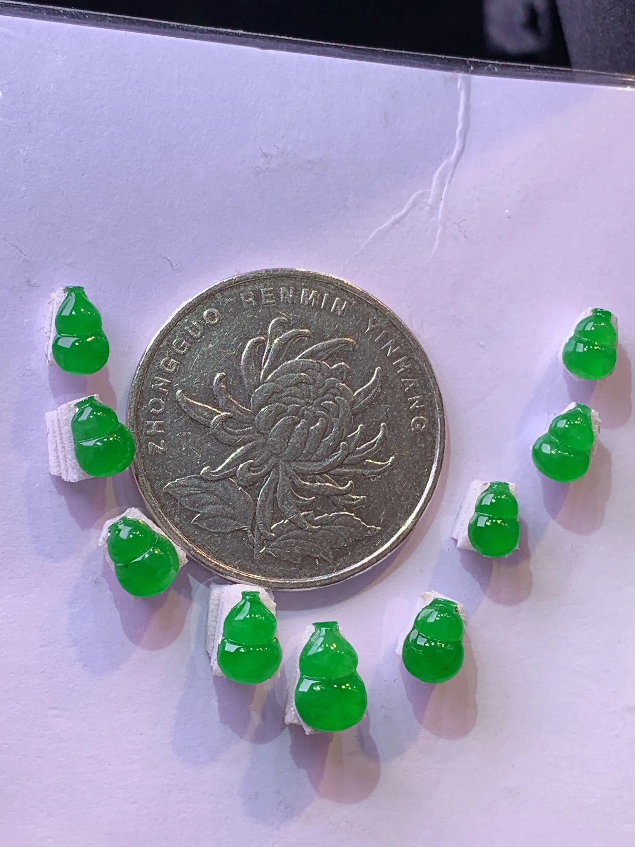 满绿葫芦一手 玉质细腻 水润亮眼 色泽艳丽 整体尺寸7.8*5.2*2