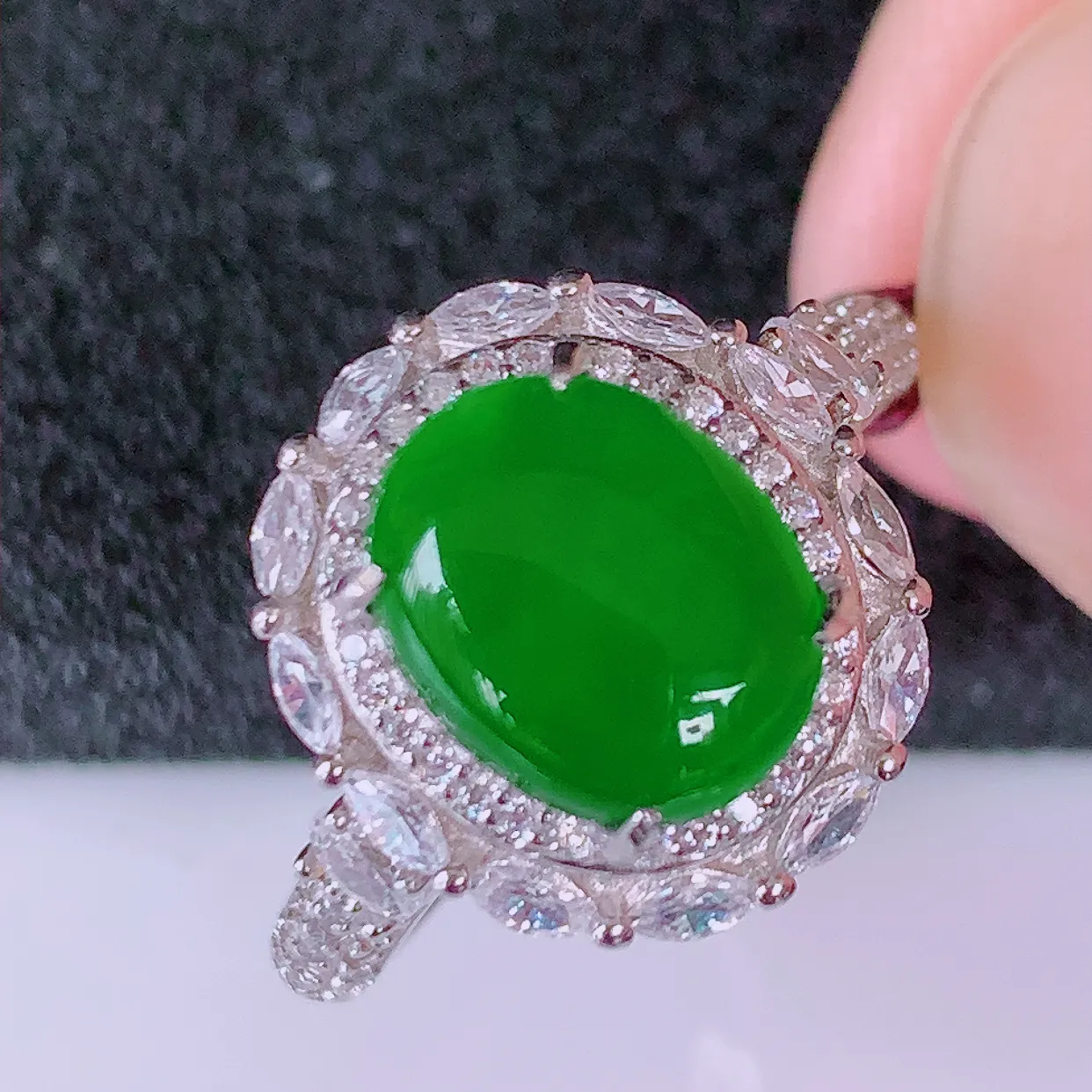 冰透满绿翡翠925银镶嵌戒指，自然光实拍，翠色灵动，颜色漂亮，种老水足，品相佳，佩戴佳品！#97.9（圈口可调大小）整体~26*17.5*7.5裸石10*8