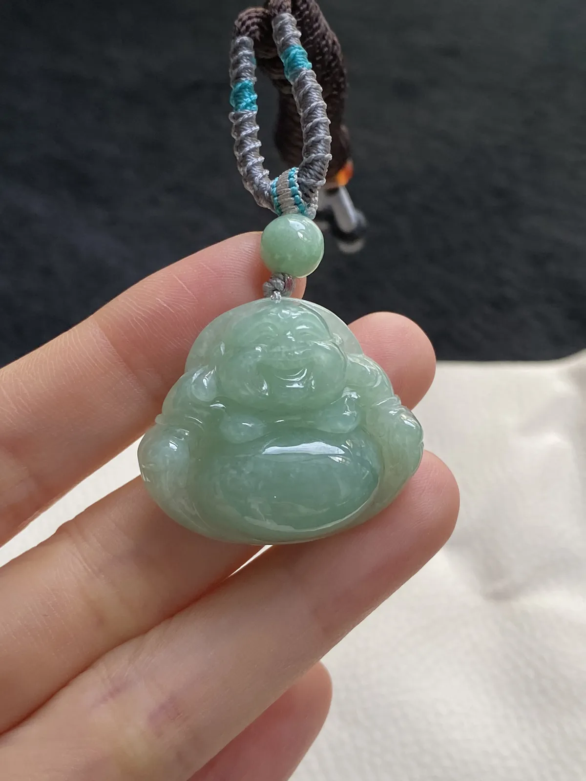 翡翠糯化种浅绿色吊坠，配珠未测