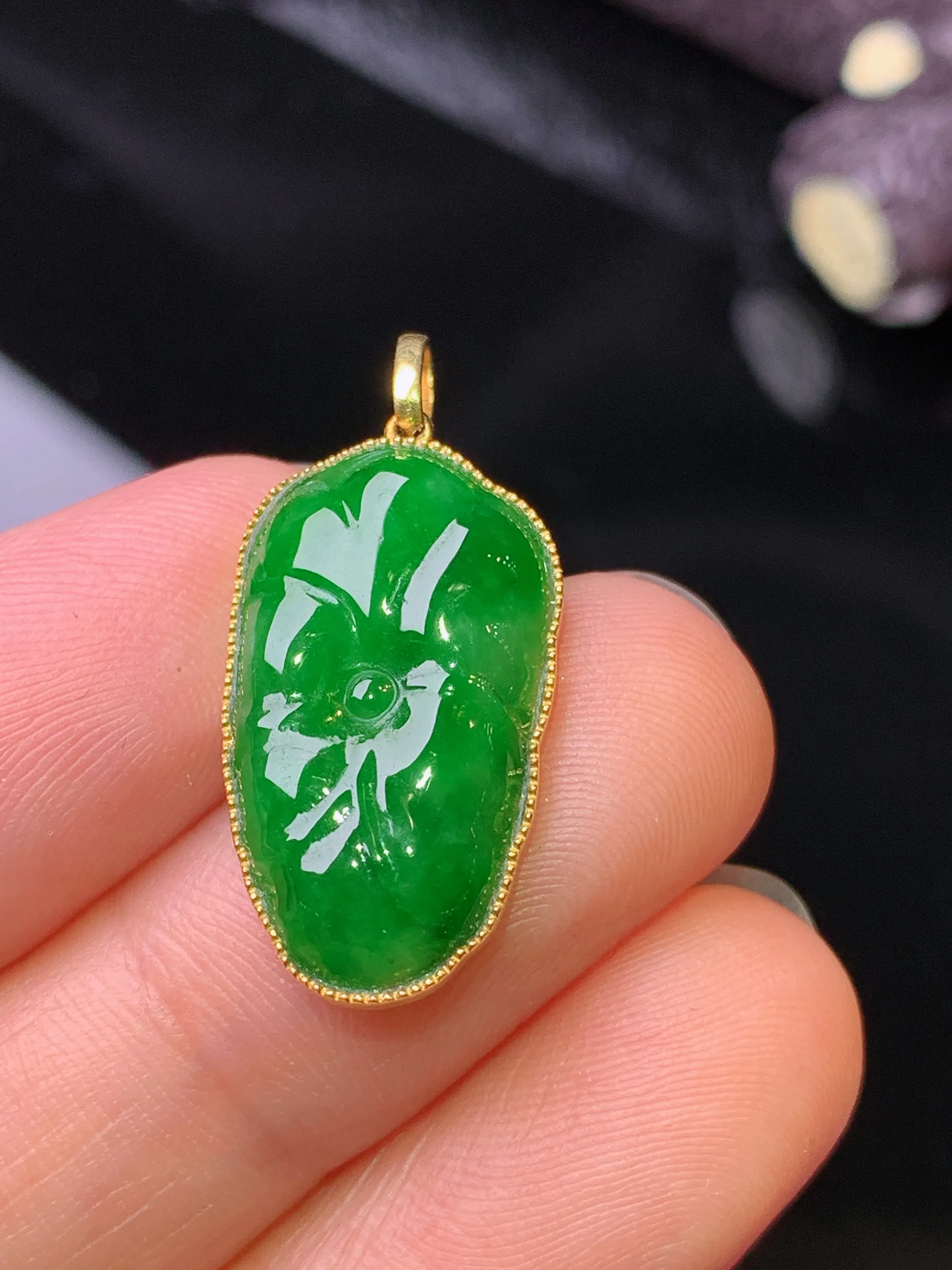 18k金钻镶嵌满绿荷叶吊坠 玉质细腻 水润亮眼 色泽艳丽 整体尺寸25.2*11.8*3.5