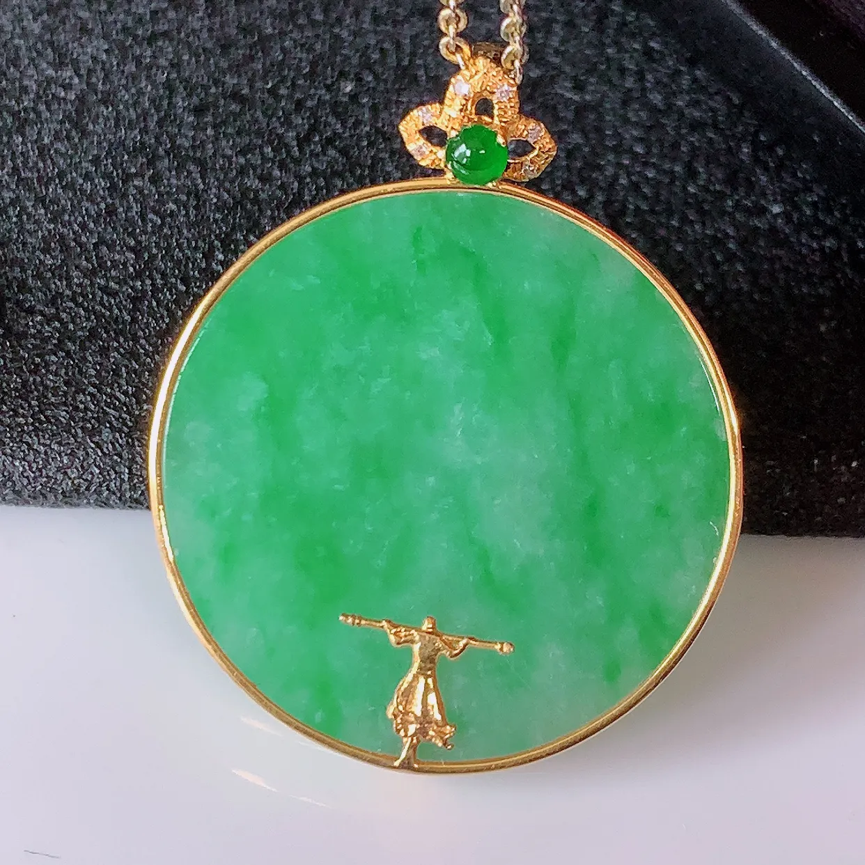 18K金镶嵌冰润飘绿翡翠平安无事牌吊坠，翡翠圆无事牌，平平安安，无事牌翠色灵动，佩戴平安时尚！#00.9整体32*26.5*5.2裸石25.5*25.5