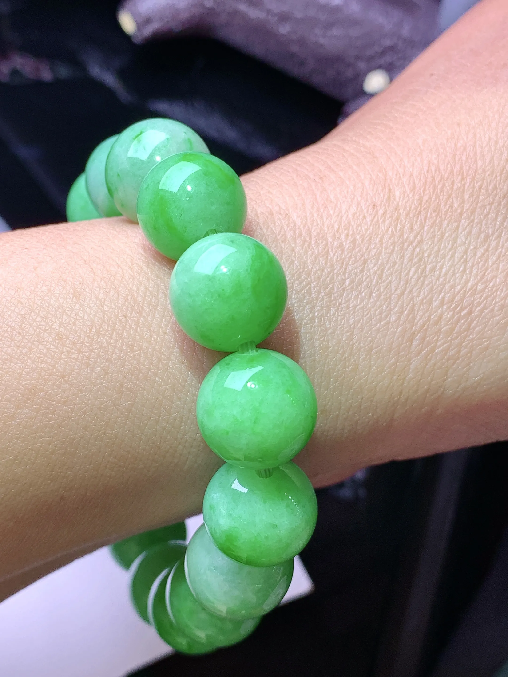 果绿圆珠手链 玉质细腻 水润亮眼 色泽艳丽 整体尺寸12.6