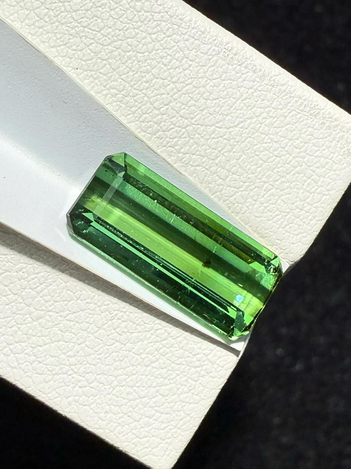 【高端珠宝】天然极美绿碧玺裸石
重量: 4.915ct  规格: 15.8*7.1*4.4毫米
精湛切工，满身火彩
台面大，实物更美，可以代镶嵌设计。