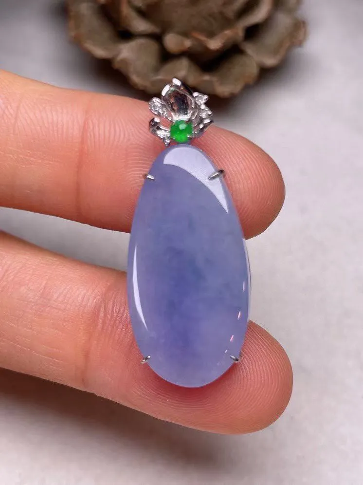 冰糯种紫罗兰平安无事牌吊坠、真金真钻镶嵌，种水好，玉质细腻 .裸石尺寸 26.2*12.9