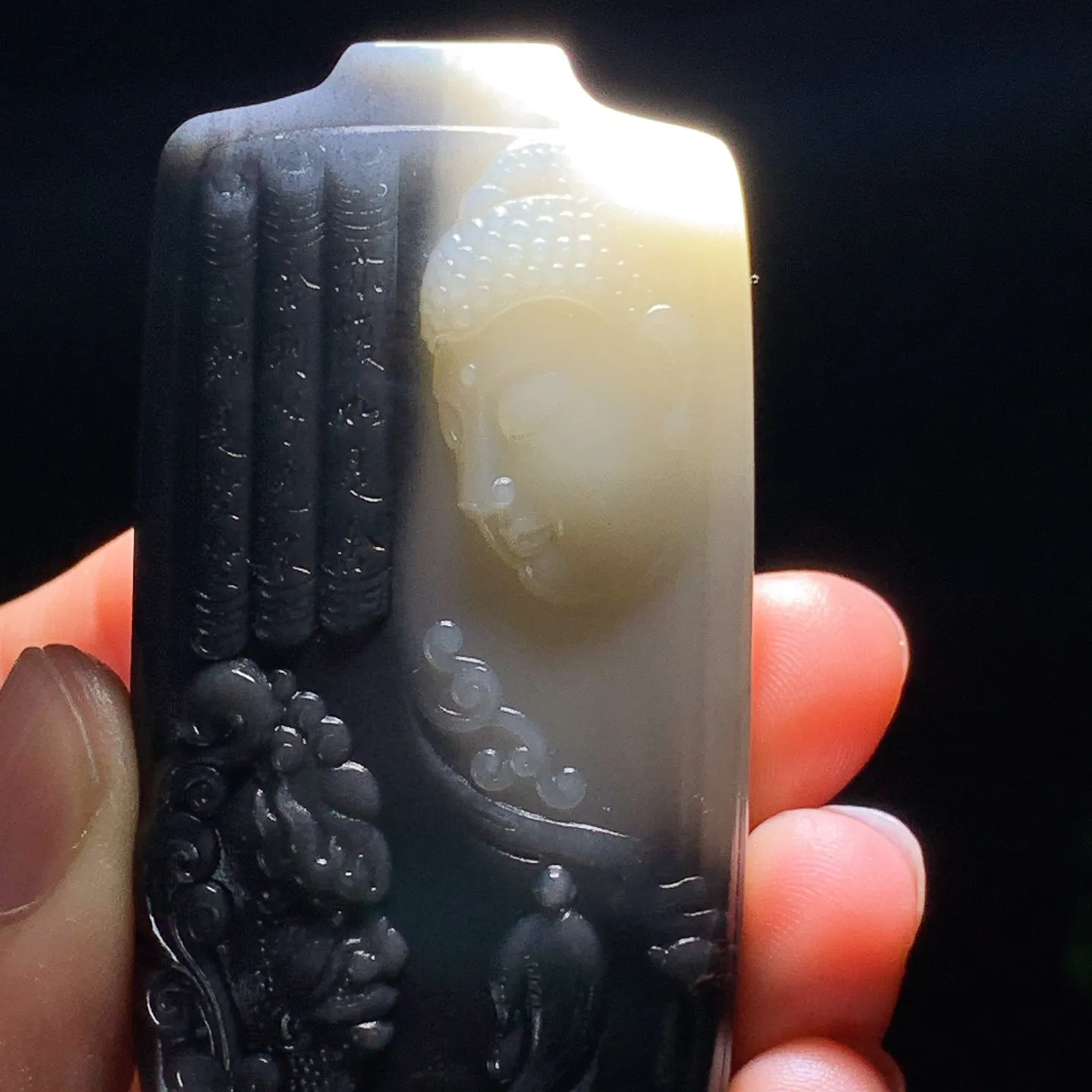 新疆和田玉青花大日如来头牌子挂件。尺寸62/34/12重66克。玉质细腻油润。手推出油。佩戴高端典雅。lt251210