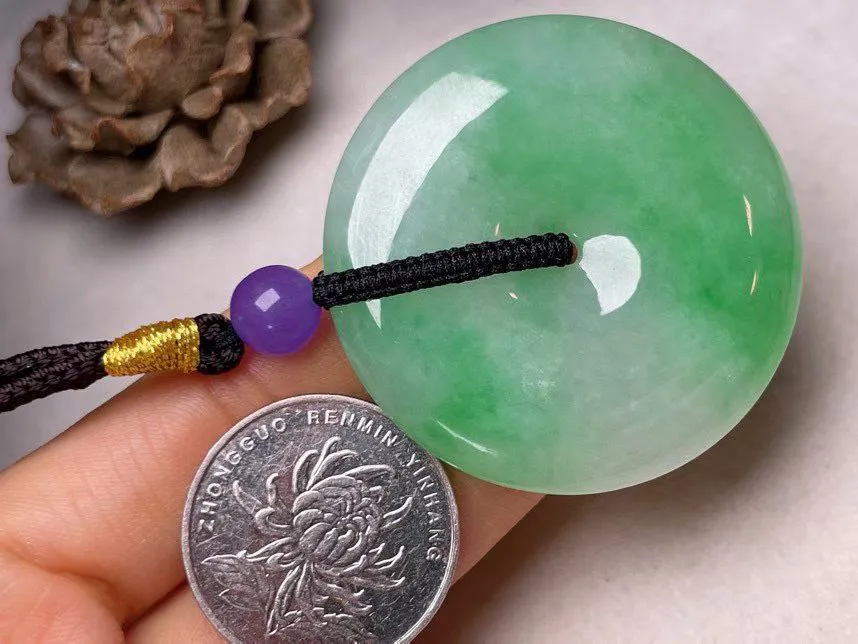冰糯种飘绿【平安扣】吊坠，种水好，玉质细腻 ，卖相好.