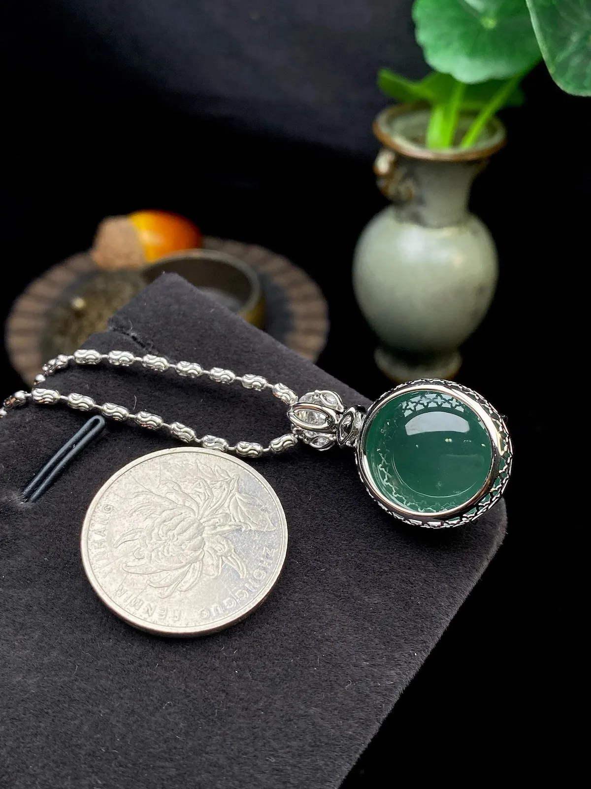 【冰种湖水绿蛋面吊坠】迷人湖水绿，形状非常饱满，冰润通透，种老起光，胶感强烈。质地细腻度均匀度很高，18K金钻精美镶嵌，裸石尺寸19.2*18*7.8毫米