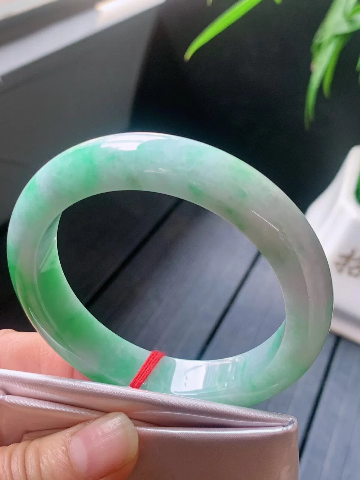 【翡翠名称】老种飘阳绿56.6正圈口翡翠手镯
【翡翠尺寸】56.6/12.9/9.3mm适合55.5-58正圈口佩戴
【翡翠描述】缅甸天然翡翠A货，种老水足，玉质细腻，色泽靓丽，性价比高，佩戴效果好！