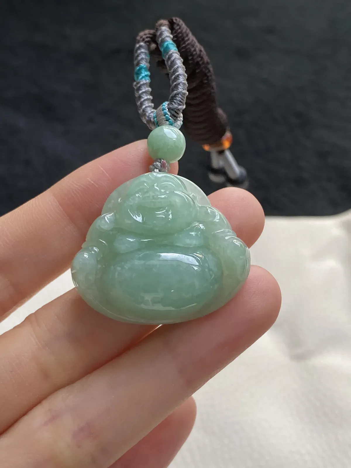 翡翠糯化种浅绿色吊坠，配珠未测