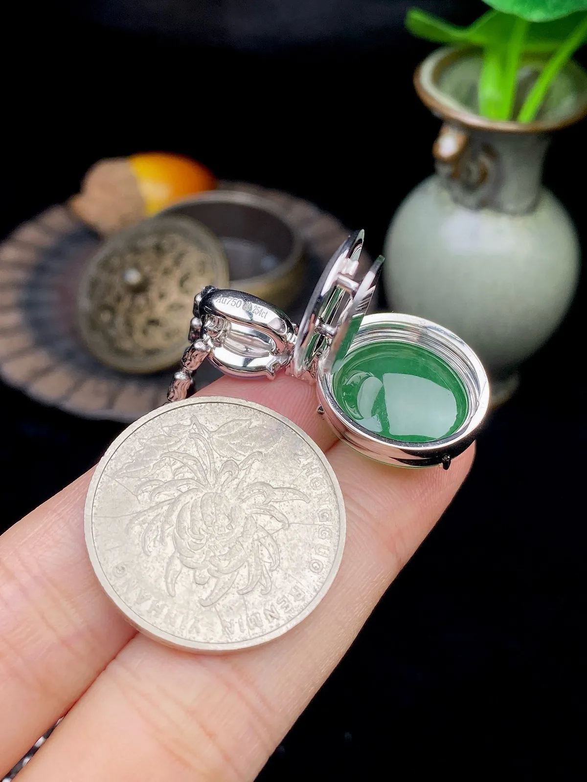 【冰种满绿蛋面吊坠】质地细腻，种水上乘，通透闪亮，晶莹剔透。18K金钻精美镶嵌，裸石尺寸10.4*9.7*4.6毫米