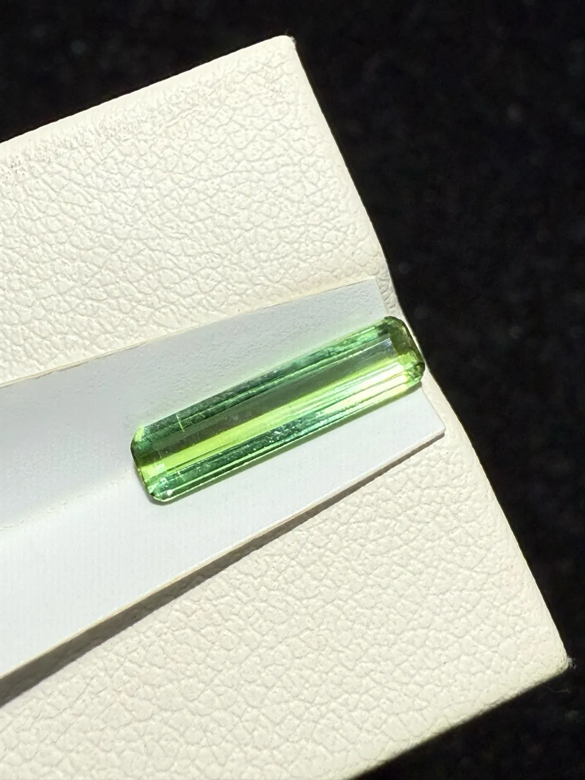 【高端珠宝】天然极美绿碧玺裸石
重量: 0.96ct  规格: 13.3*3.3*2.1毫米
精湛切工，满身火彩
台面大，实物更美，可以代镶嵌设计。