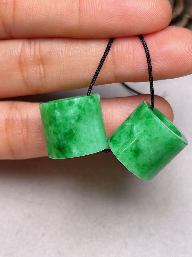 冰糯种辣色【路路通】吊坠，种水好，玉质细腻 ，卖相好.