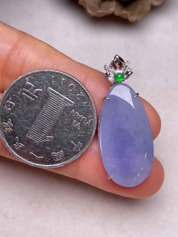 冰糯种紫罗兰平安无事牌吊坠、真金真钻镶嵌，种水好，玉质细腻 .裸石尺寸 26.2*12.9