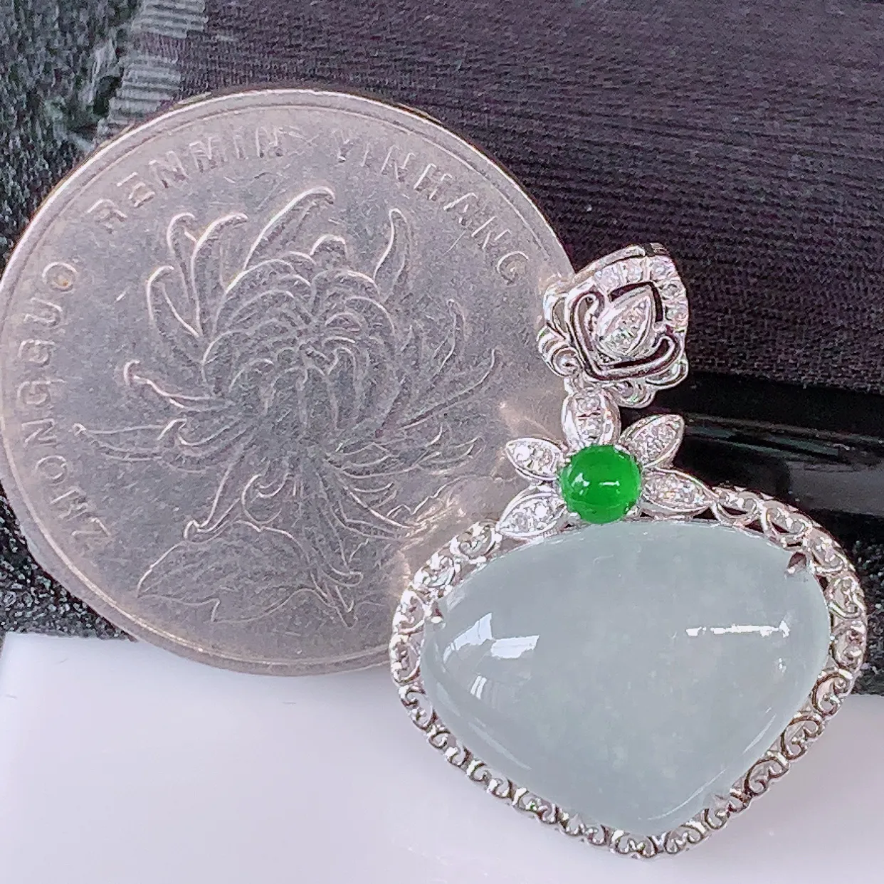 自然光实拍，18k金镶嵌冰透翡翠爱心吊坠，冰胶饱满，起荧光，造型精美别致，送礼或自留佳选！#00.9整体25.5*19*7.8裸石16*12