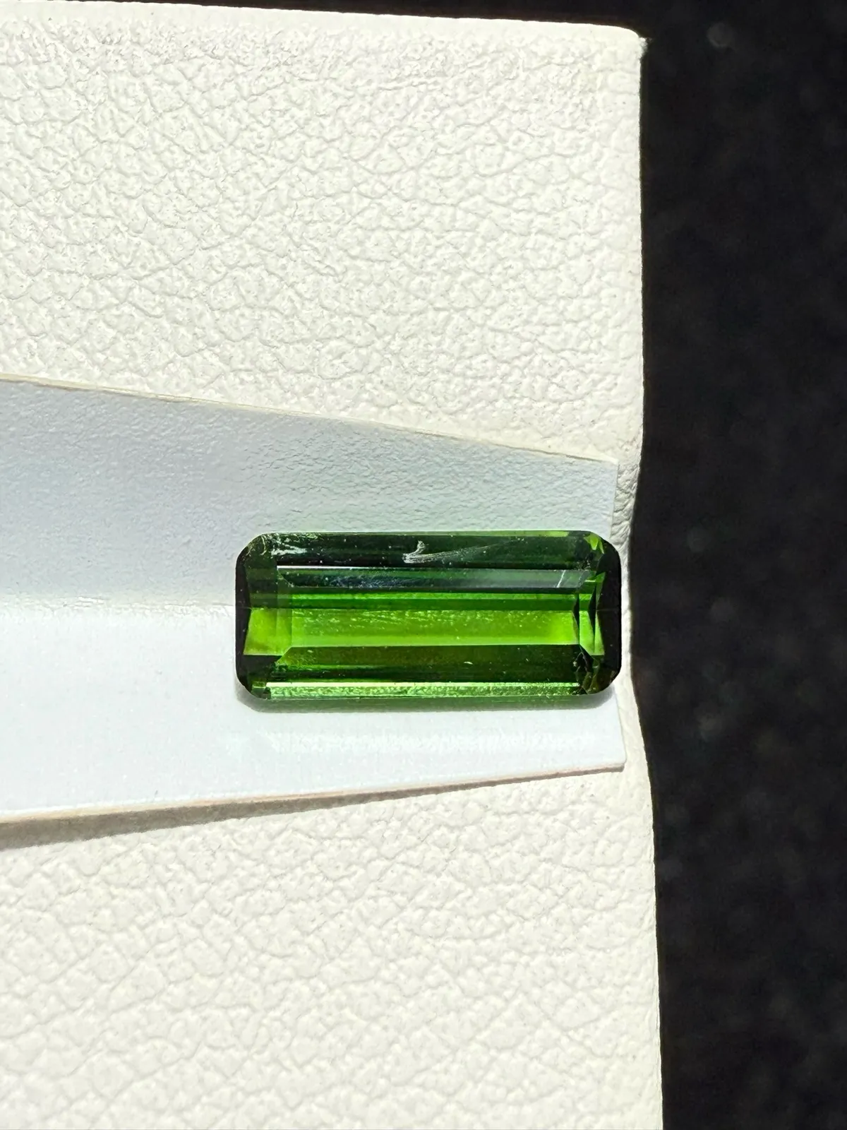 【高端珠宝】天然极美绿碧玺裸石
重量: 1.18ct  规格: 9.3*3.9*3.1毫米
精湛切工，满身火彩
台面大，实物更美，可以代镶嵌设计。