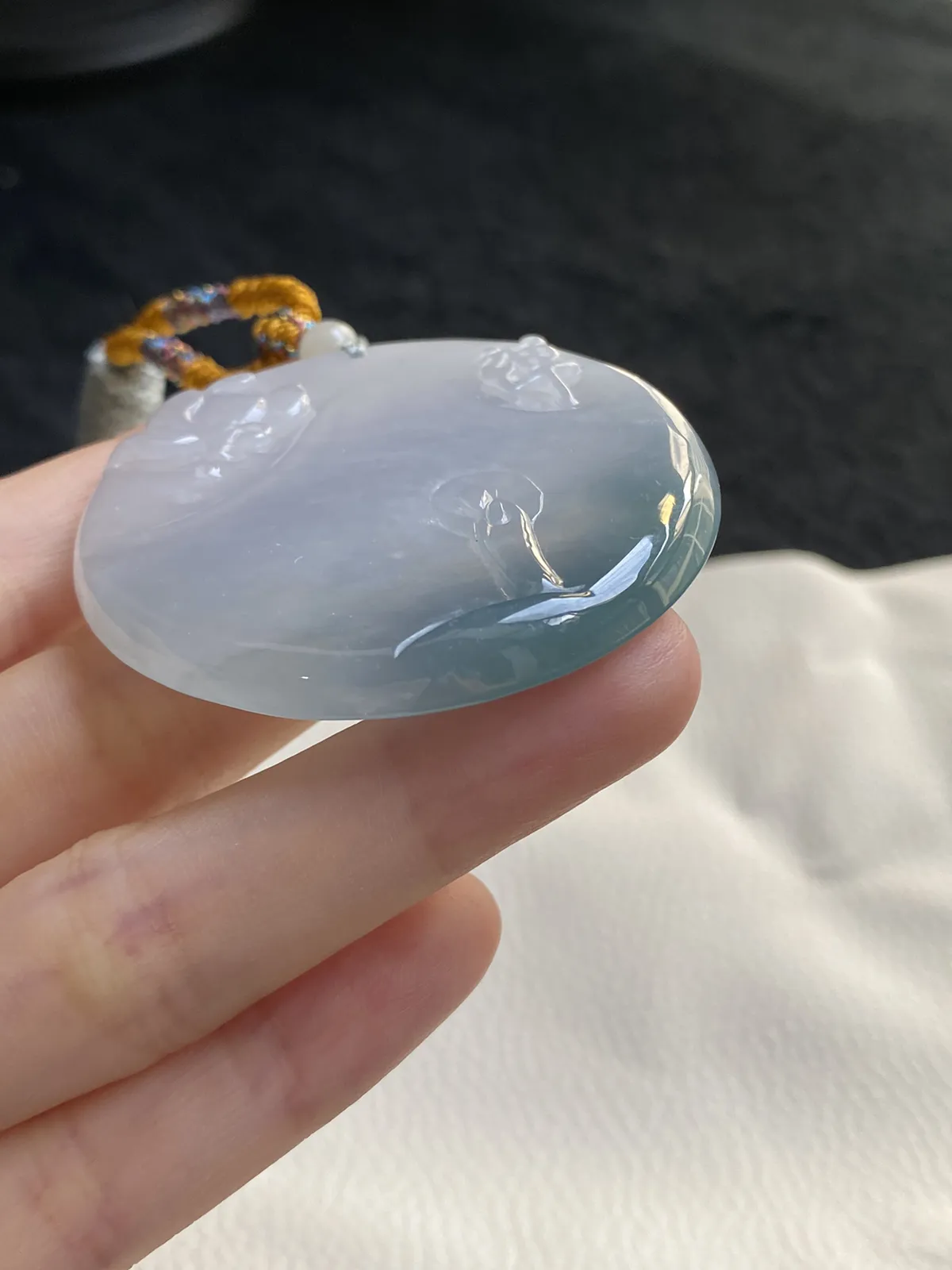 翡翠冰糯种白色山水牌，配珠未测