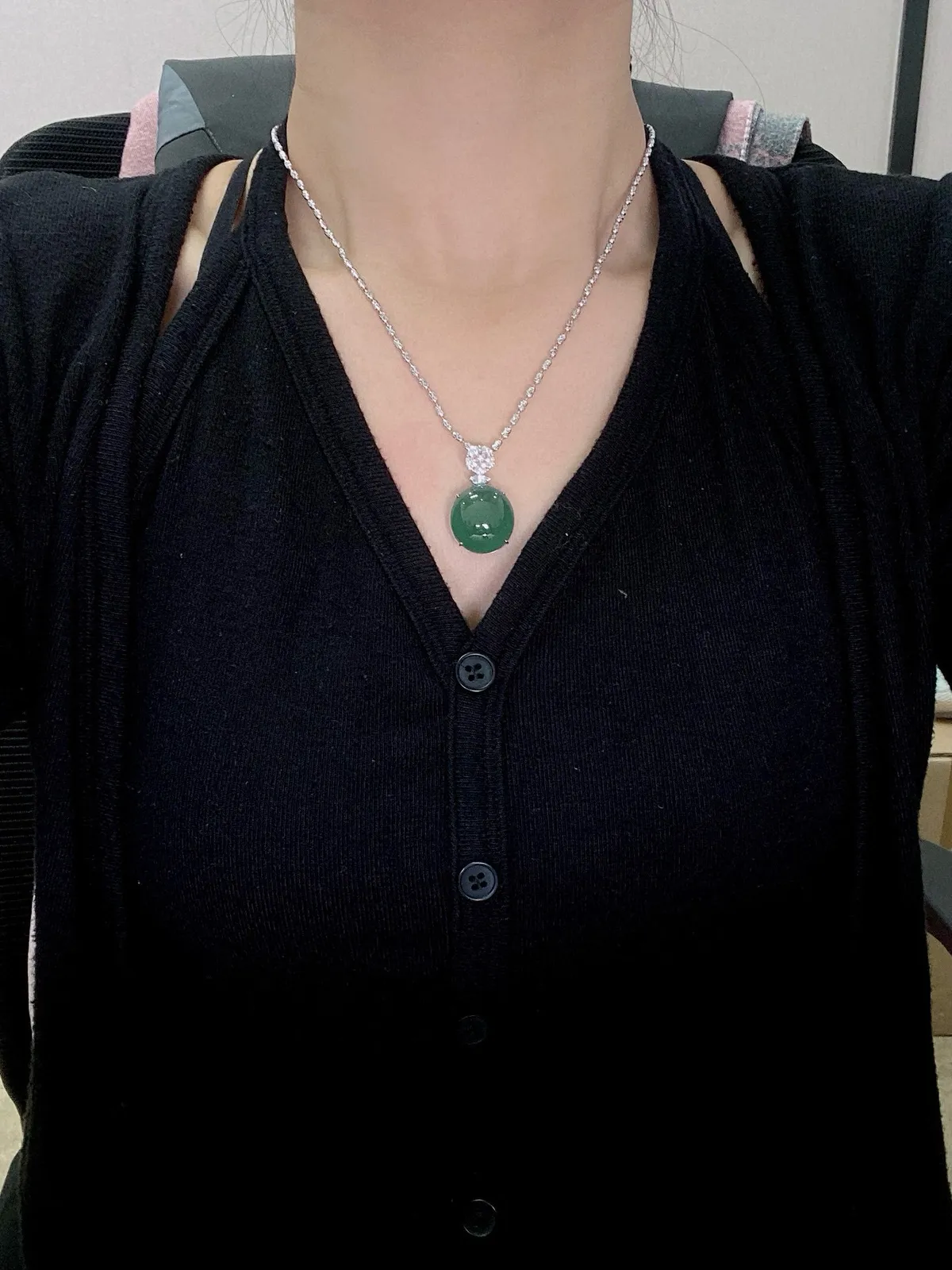 【冰种湖水绿蛋面吊坠】迷人湖水绿，形状非常饱满，冰润通透，种老起光，胶感强烈。质地细腻度均匀度很高，18K金钻精美镶嵌，裸石尺寸19.2*18*7.8毫米