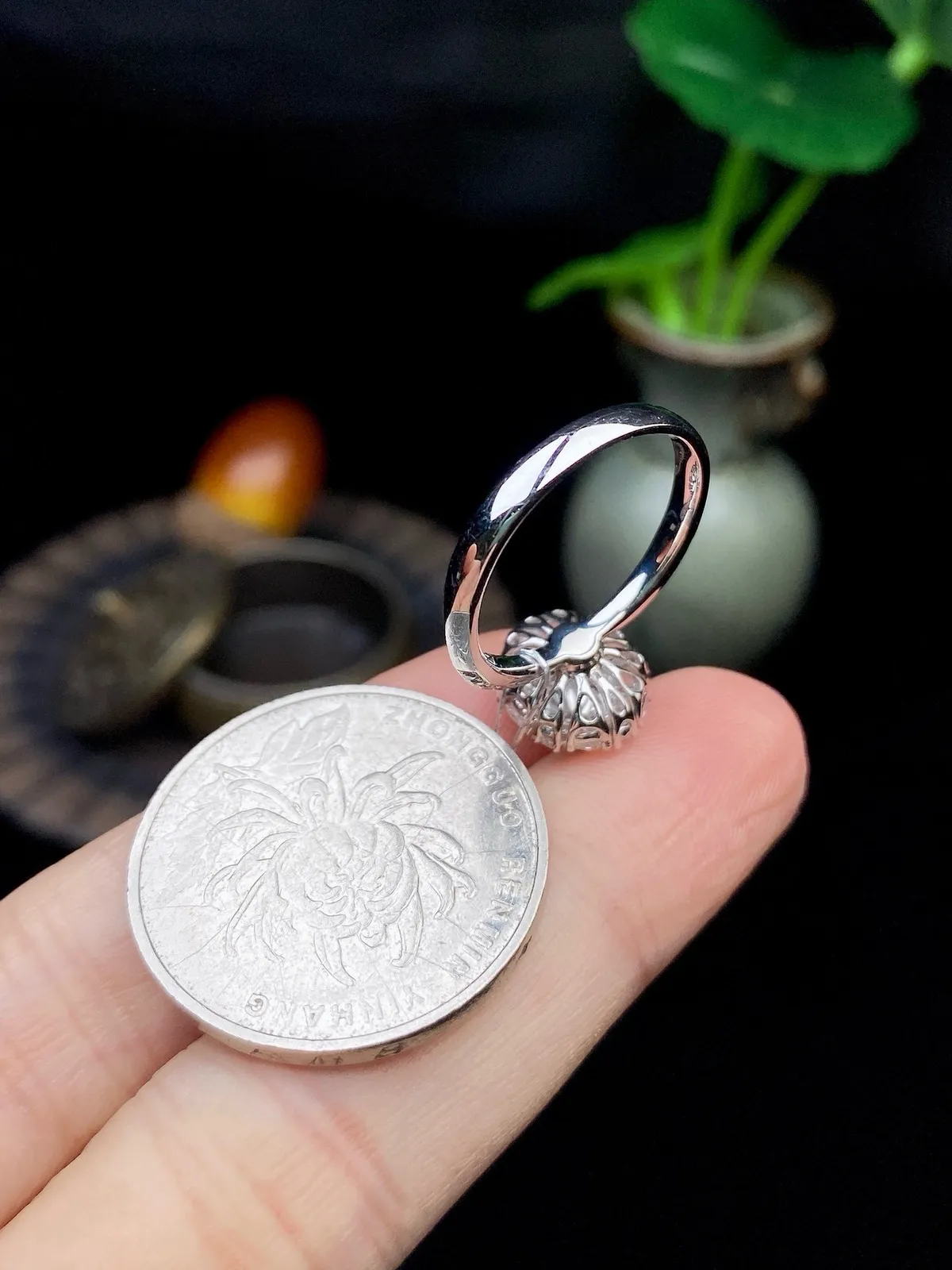 【冰种满绿蛋面戒指】种水色俱全，冰透闪亮，通透感饱满度很好，18k金钻镶嵌，裸石尺寸6.6*5.4*2.8毫米，圈口可改