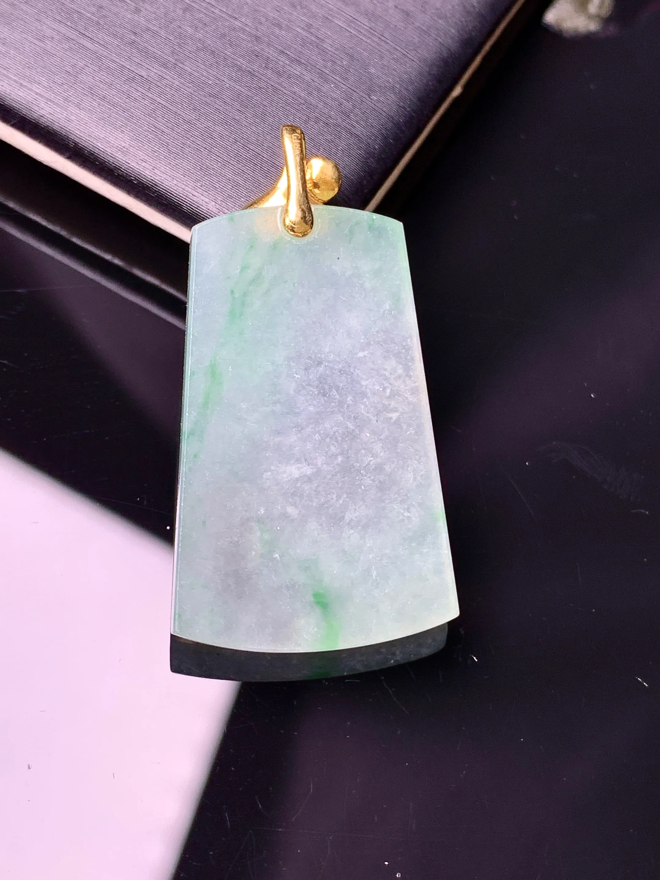 18k金镶嵌飘绿无事牌吊坠 玉质细腻 水润亮眼 色泽艳丽 整体尺寸33.7*18*3