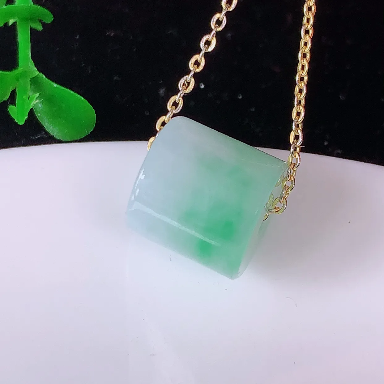 自然光实拍，冰飘绿翡翠路路通吊坠，寓意好运连连，路路畅通，经典款式，财运滚滚，路路通，佩戴效果更好！配银链子#05.9