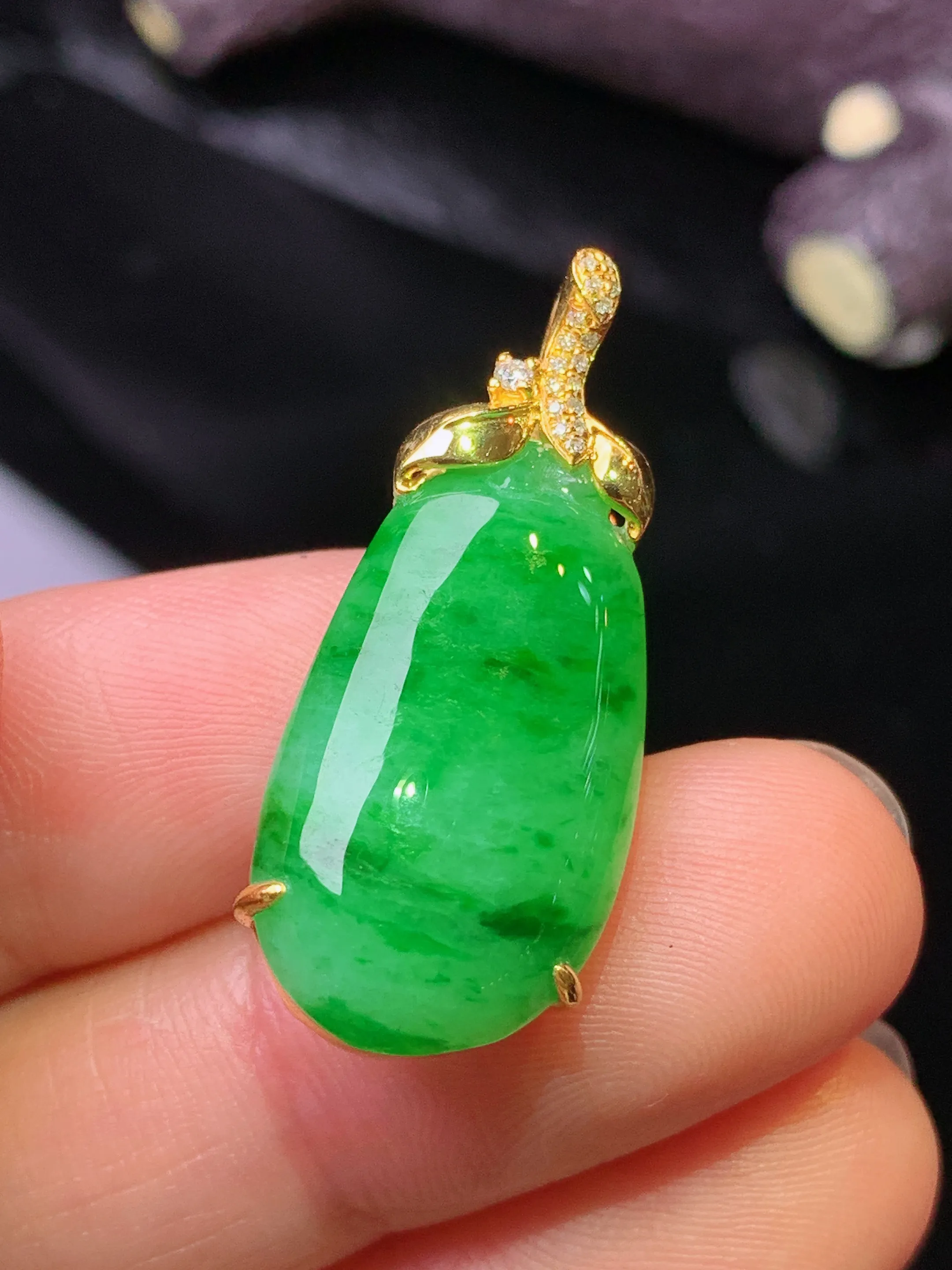 18k金钻镶嵌翠绿福瓜吊坠 玉质细腻 水润亮眼 色泽艳丽 整体尺寸30*13*6.5