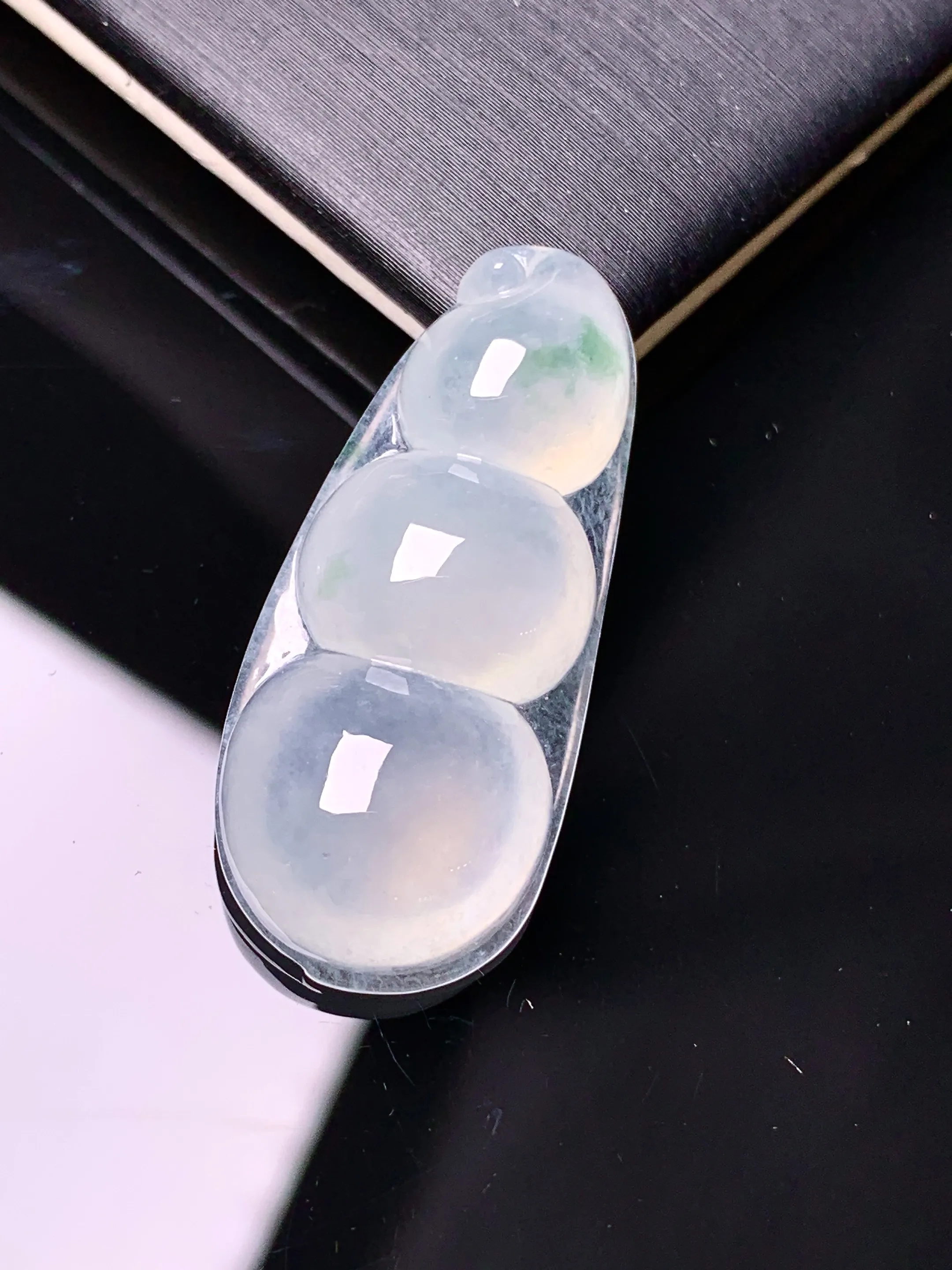 飘绿四季豆吊坠 玉质细腻 水润亮眼 色泽艳丽 整体尺寸32.5*14.2*6.8