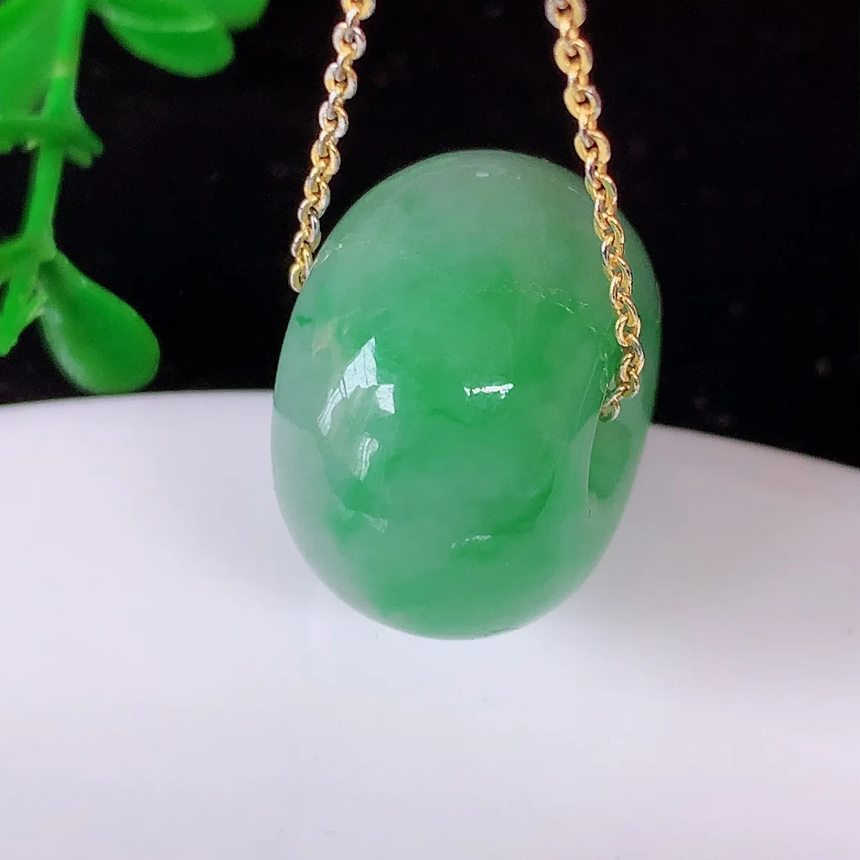 自然光实拍，冰润飘绿翡翠路路通吊坠，寓意好运连连，路路畅通，经典款式，财运滚滚，路路通，佩戴效果更好