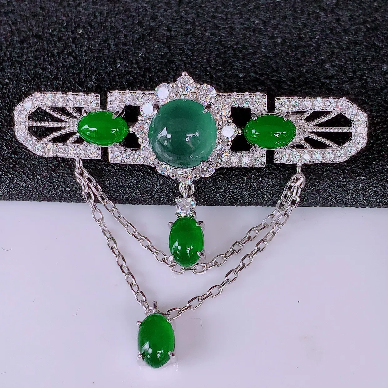 冰透满绿翡翠925银镶嵌胸针，自然光实拍，翠色灵动，颜色漂亮，种老水足，品相佳，佩戴佳品！#97.9整体42.5*38.5*13裸石8*8