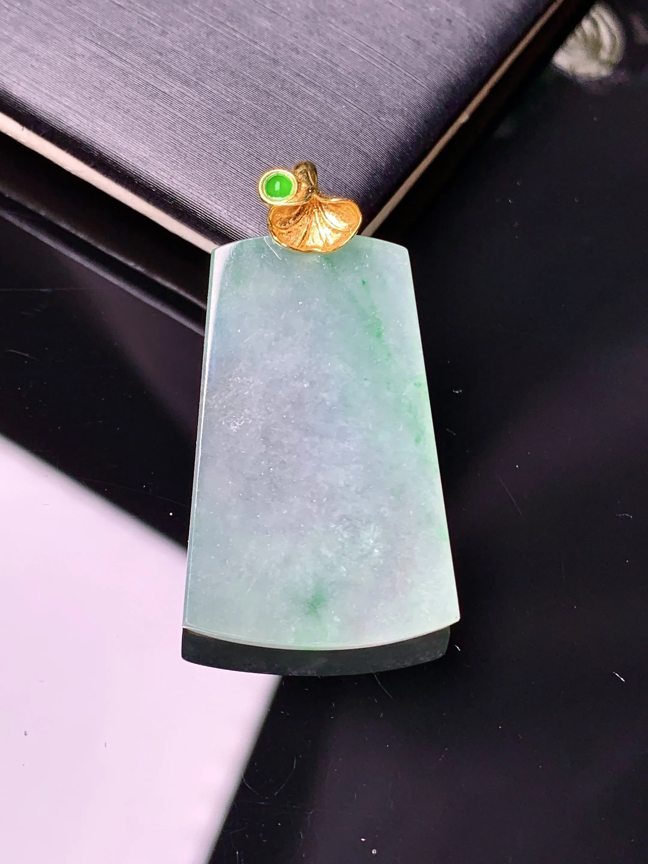 18k金镶嵌飘绿无事牌吊坠 玉质细腻 水润亮眼 色泽艳丽 整体尺寸33.7*18*3