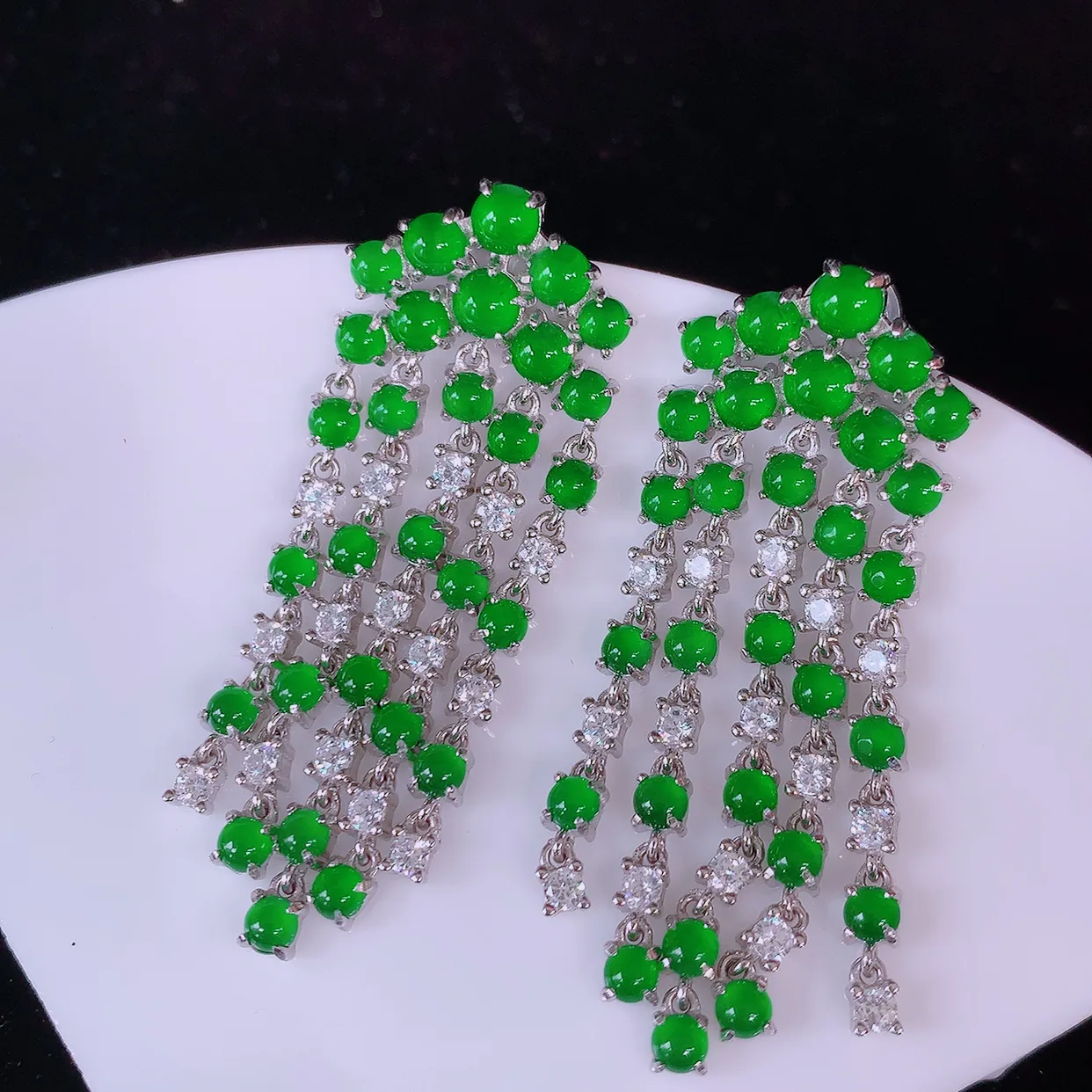 冰透满绿翡翠925银镶嵌耳坠，自然光实拍，翠色灵动，颜色漂亮，种老水足，品相佳，佩戴佳品！#97.9整体47*17*13.5取一裸石3.5*3.5