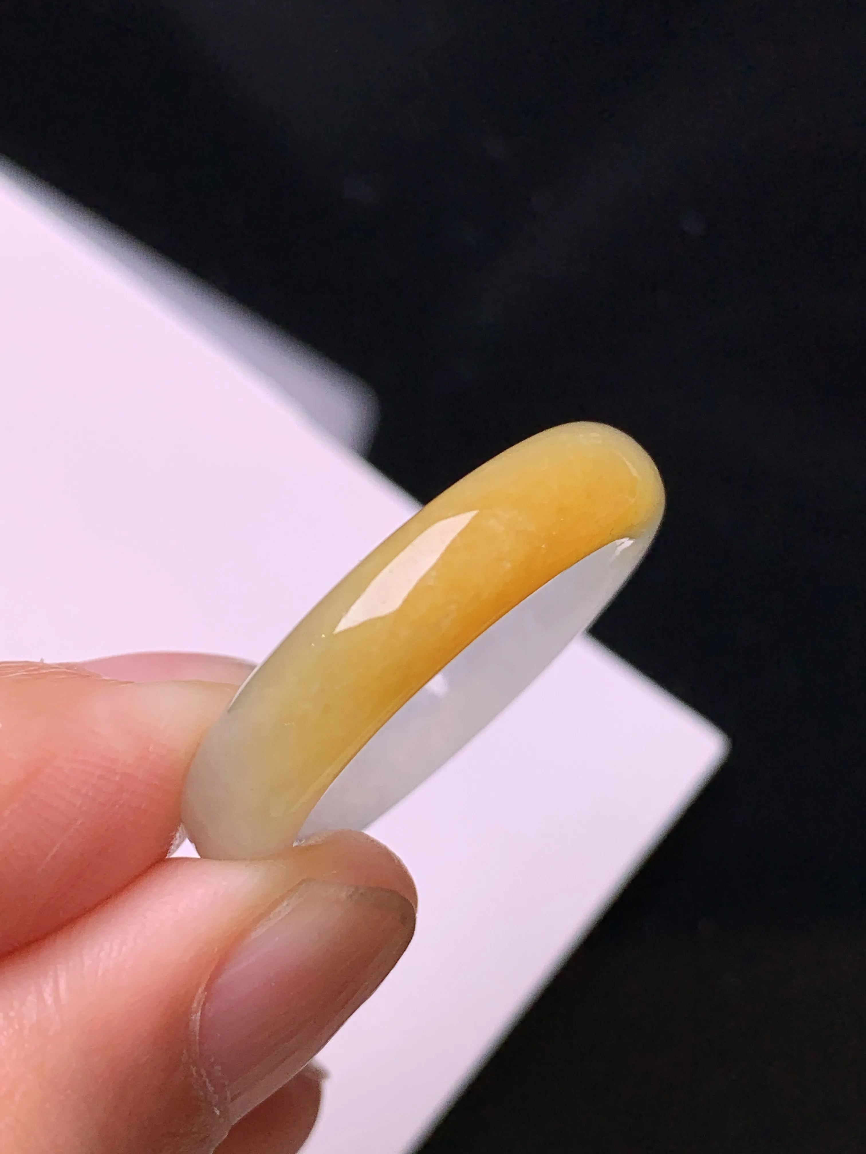 飘黄翡指环 玉质细腻 水润亮眼 色泽艳丽 圈口18 整体尺寸25.7*5.23.6