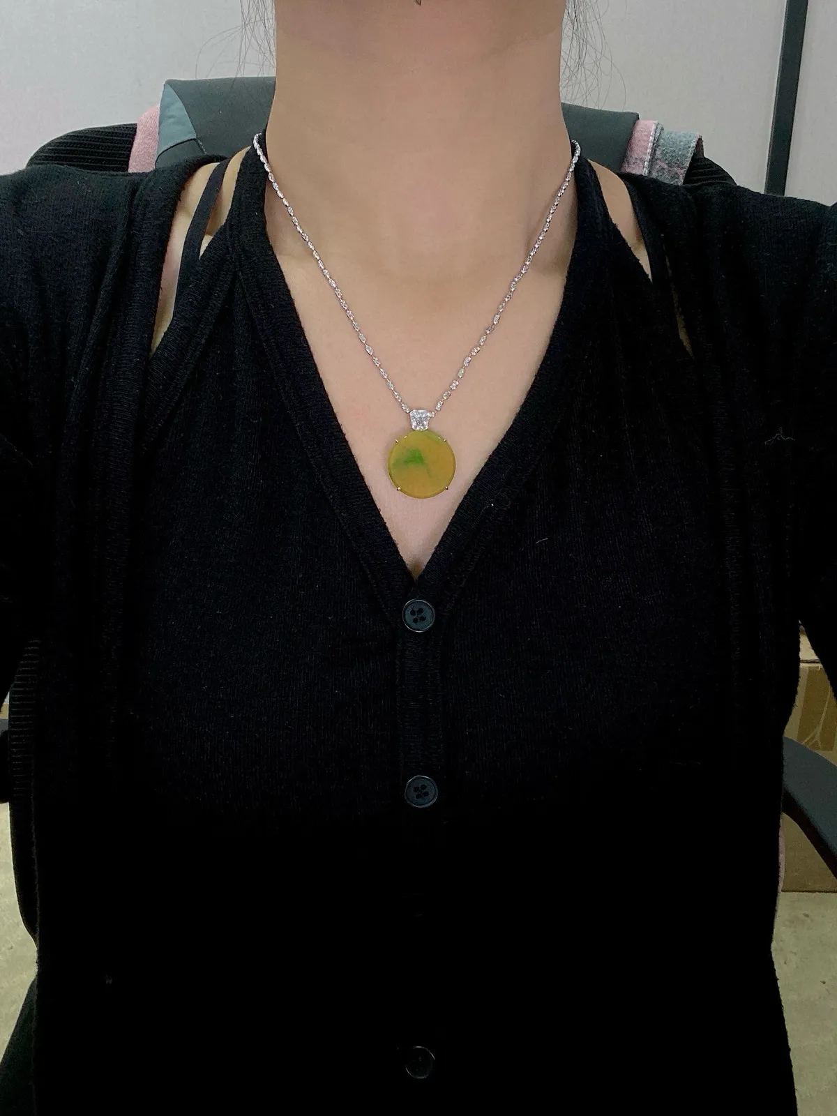 【冰种黄加绿圆无事牌】质地细腻，冰润透亮，光泽出众，冰感十足，18k金钻镶嵌，裸石尺寸22.3*3.1毫米