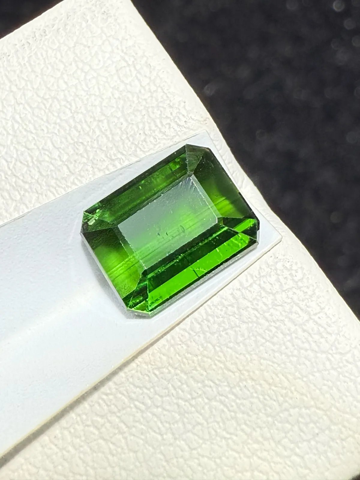 【高端珠宝】天然极美绿碧玺裸石
重量: 2.14ct  规格: 8.2*6.7*3.7毫米
精湛切工