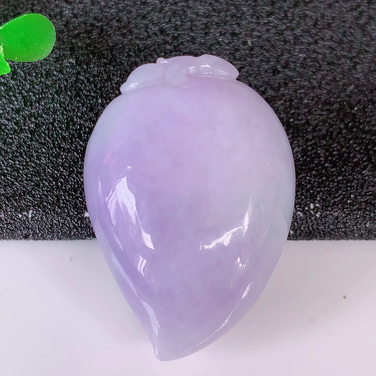 自然光实拍，冰润紫罗兰翡翠福寿桃吊坠，富贵吉祥，长命百岁，肥肥润润的福寿桃讨喜极了，造型精巧，非常别