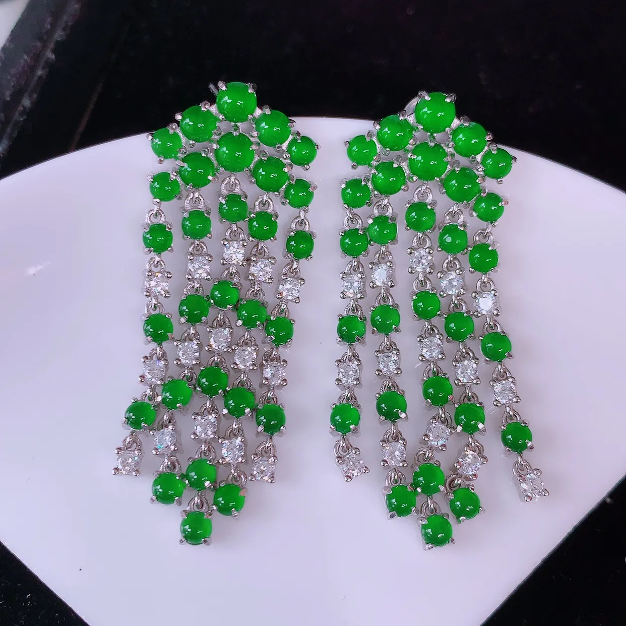 冰透满绿翡翠925银镶嵌耳坠，自然光实拍，翠色灵动，颜色漂亮，种老水足，品相佳，佩戴佳品！#97.9整体47*17*13.5取一裸石3.5*3.5