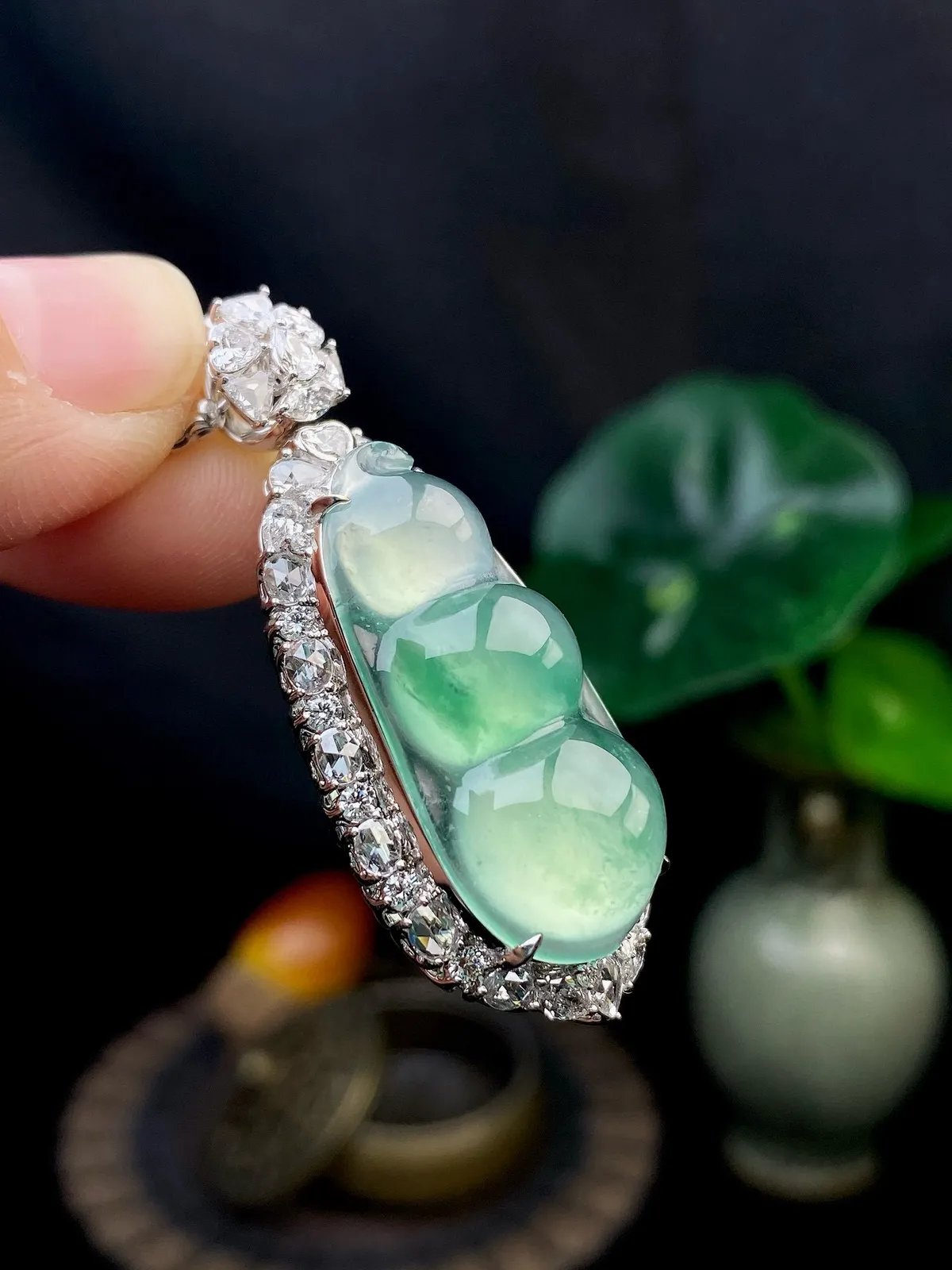 【冰种飘花福豆吊坠】种地上乘，冰感十足，通透起光，饱满圆润，收藏品质，18k金钻镶嵌，裸石尺寸28.