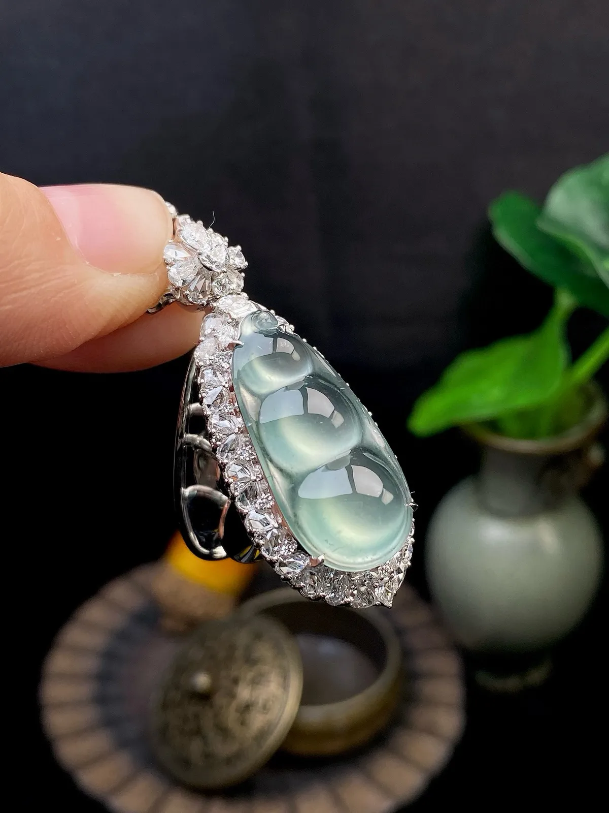 【冰种福豆吊坠】种地上乘，冰感十足，通透起光，饱满圆润，收藏品质，18k金钻镶嵌，裸石尺寸24.4*