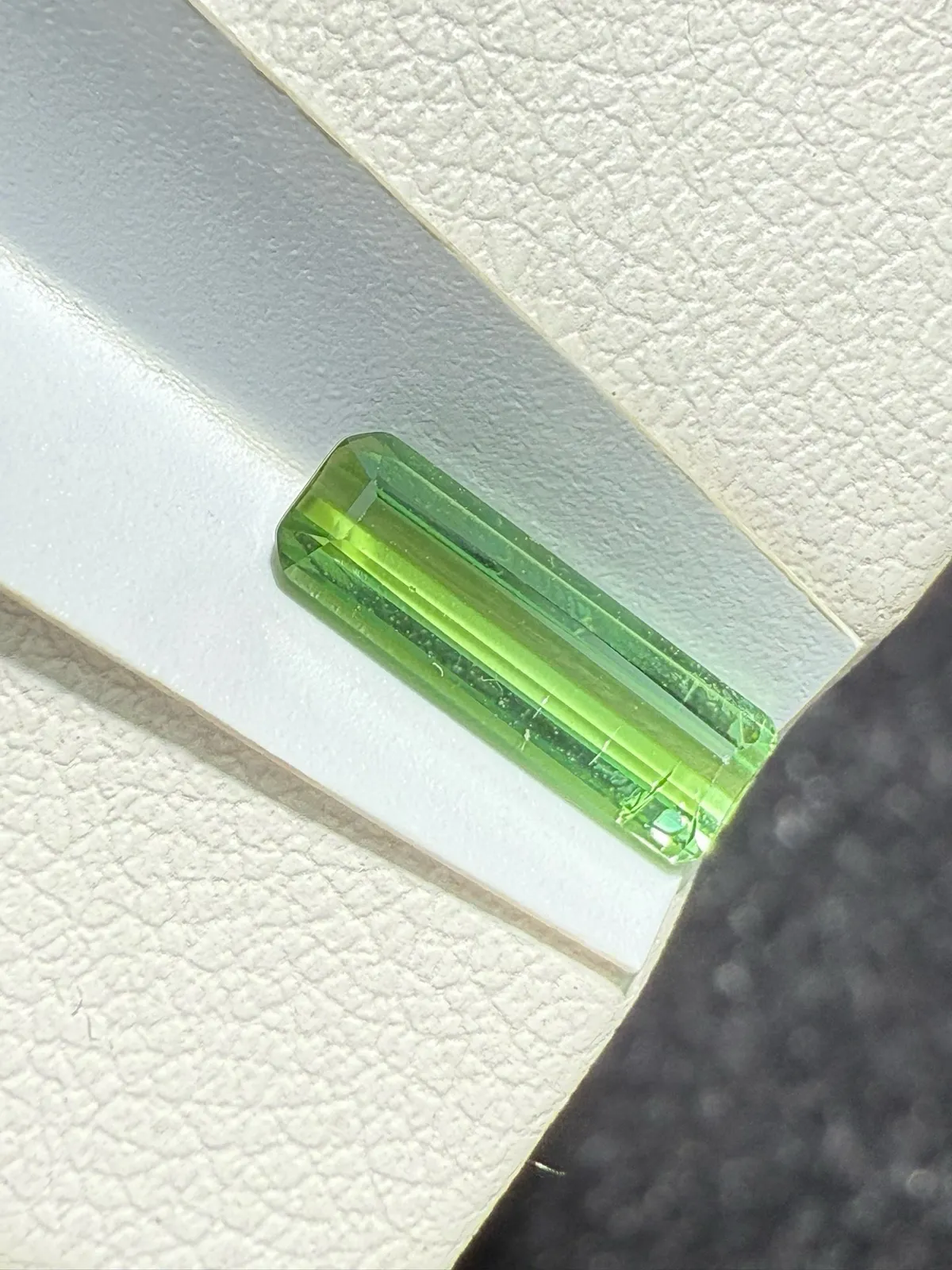 【高端珠宝】天然极美绿碧玺裸石
重量: 0.77ct  规格: 10.1*3.3*2.2毫米
精湛切工，满身火彩
台面大，实物更美，可以代镶嵌设计。