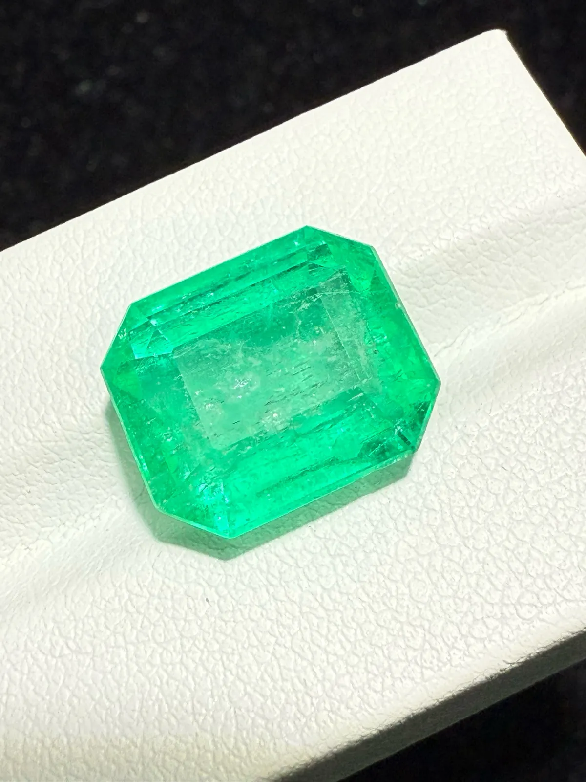 【高端珠宝】天然极美哥伦比亚祖母绿裸石
重量: 10.73ct  规格: 14.2*12.1*8毫米
精湛切工，满身火彩
台面大，实物更美，可以代镶嵌设计。
