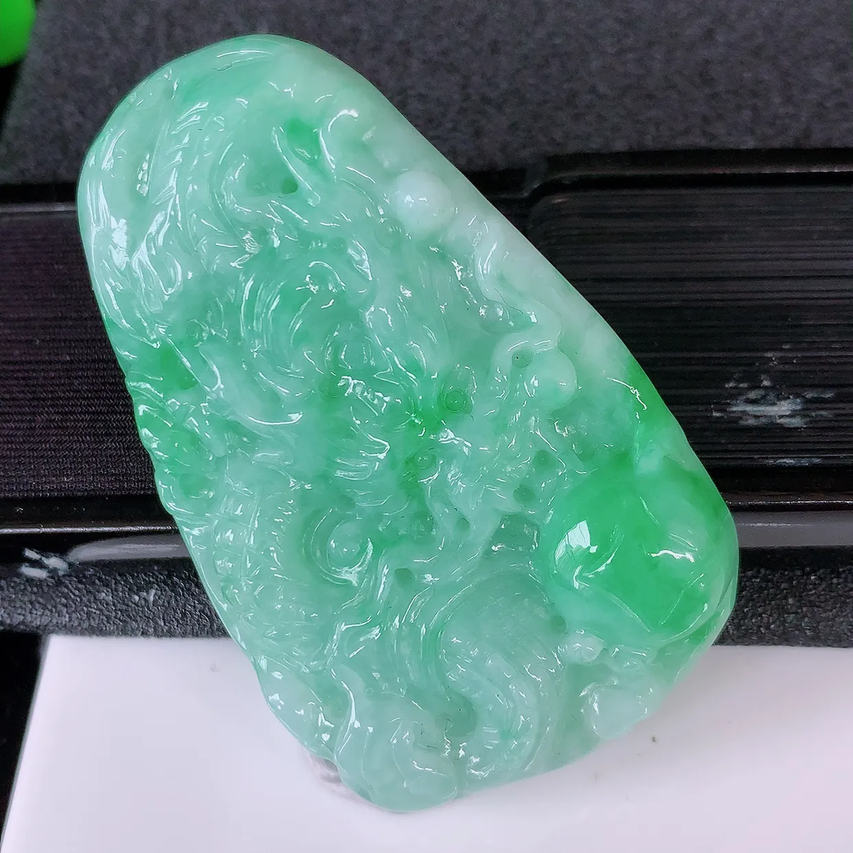 自然光实拍，精雕飘绿翡翠龙牌吊坠，龙行天下，雕工立体精湛，翡翠龙牌，种老水足，配戴霸气时尚，值得收藏!#05.9