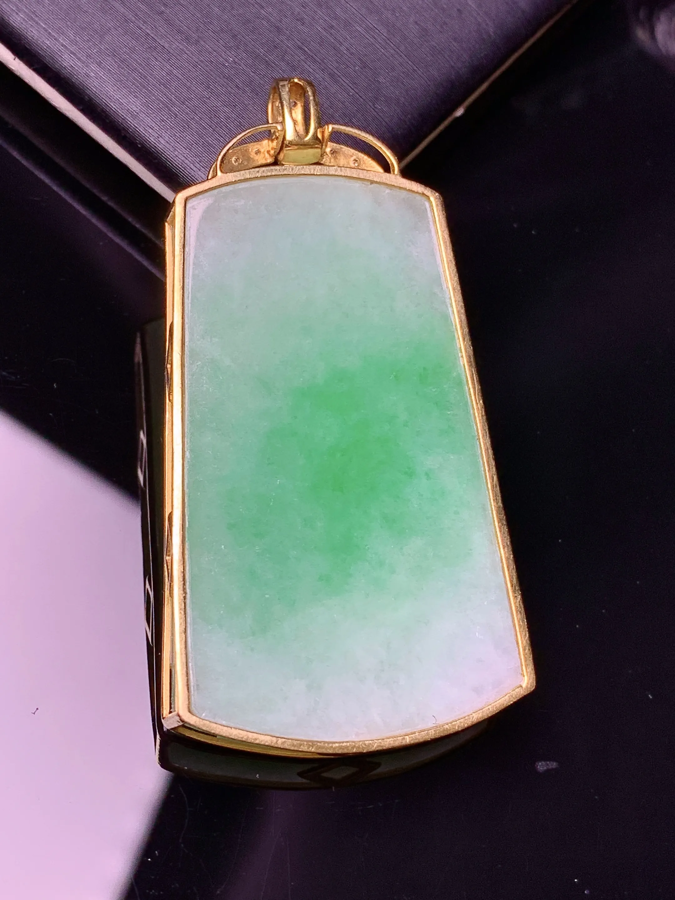 18k金钻镶嵌飘绿无事牌吊坠 玉质细腻 水润亮眼 色泽艳丽 整体尺寸47.8*24*4.8